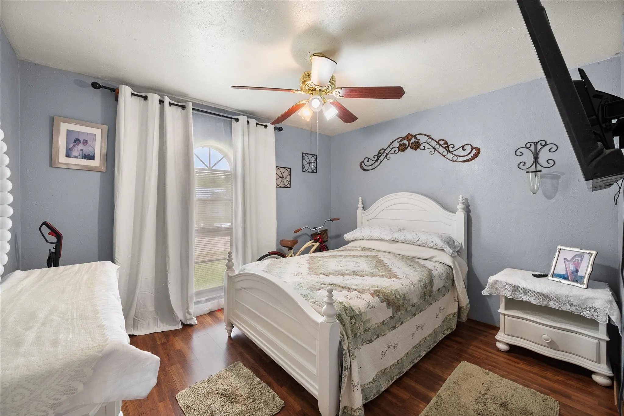 Single Family Residence For Sale in Dallas County , 609 Columbine Lane, Grand Prairie, Texas 75052, 3 Bedrooms, 2 Bathrooms, Garage spaces, 1,530 Sqft, built in 1973, Price $284,999, mls#21253402, Real Estate Agent in Grand Prairie, Homes For Sale in Dallas county, Homes For Sale in Grand Prairie, Realtor in Grand Prairie Texas, Real Estate Brokerage Independent Realty Texas, Luminita Cordes Realtor