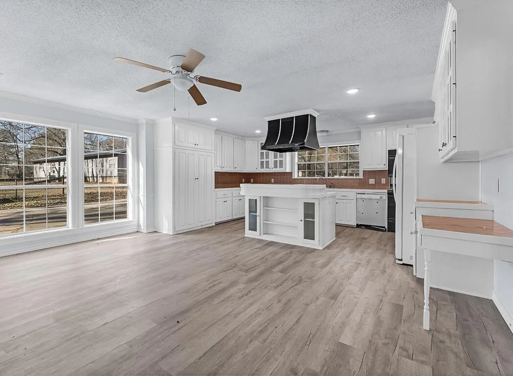 Single Family Residence For Sale in Bowie County , 2607 Lonnie Lane, Texarkana, Texas 75501, 5 Bedroom, 3 Bathroom, 2 Garage spaces, 4,305 Sqft, built in 1992, mls#21235911, Real Estate Agent in Texarkana, Homes For Sale in Bowie county, Homes For Sale in Texarkana, Realtor in Texarkana Texas, Real Estate Brokerage Independent Realty Texas, Luminita Cordes Realtor