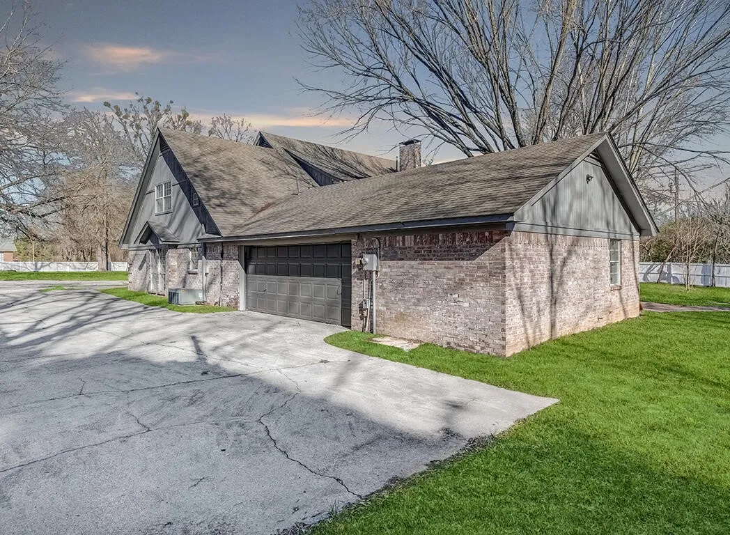 Single Family Residence For Sale in Bowie County , 2607 Lonnie Lane, Texarkana, Texas 75501, 5 Bedroom, 3 Bathroom, 2 Garage spaces, 4,305 Sqft, built in 1992, mls#21235911, Real Estate Agent in Texarkana, Homes For Sale in Bowie county, Homes For Sale in Texarkana, Realtor in Texarkana Texas, Real Estate Brokerage Independent Realty Texas, Luminita Cordes Realtor