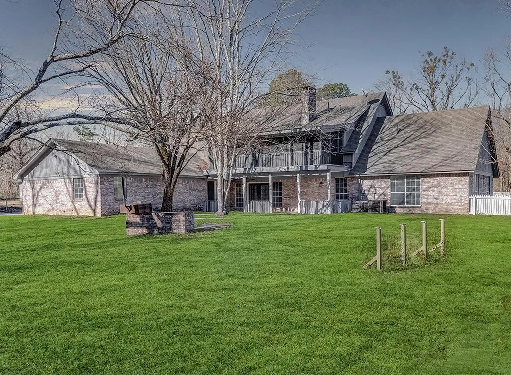 Single Family Residence For Sale in Bowie County , 2607 Lonnie Lane, Texarkana, Texas 75501, 5 Bedroom, 3 Bathroom, 2 Garage spaces, 4,305 Sqft, built in 1992, mls#21235911, Real Estate Agent in Texarkana, Homes For Sale in Bowie county, Homes For Sale in Texarkana, Realtor in Texarkana Texas, Real Estate Brokerage Independent Realty Texas, Luminita Cordes Realtor