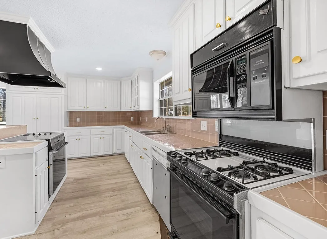 Single Family Residence For Sale in Bowie County , 2607 Lonnie Lane, Texarkana, Texas 75501, 5 Bedroom, 3 Bathroom, 2 Garage spaces, 4,305 Sqft, built in 1992, mls#21235911, Real Estate Agent in Texarkana, Homes For Sale in Bowie county, Homes For Sale in Texarkana, Realtor in Texarkana Texas, Real Estate Brokerage Independent Realty Texas, Luminita Cordes Realtor