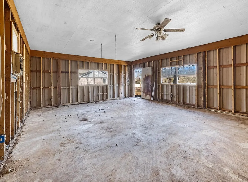 Single Family Residence For Sale in Bowie County , 2607 Lonnie Lane, Texarkana, Texas 75501, 5 Bedroom, 3 Bathroom, 2 Garage spaces, 4,305 Sqft, built in 1992, mls#21235911, Real Estate Agent in Texarkana, Homes For Sale in Bowie county, Homes For Sale in Texarkana, Realtor in Texarkana Texas, Real Estate Brokerage Independent Realty Texas, Luminita Cordes Realtor
