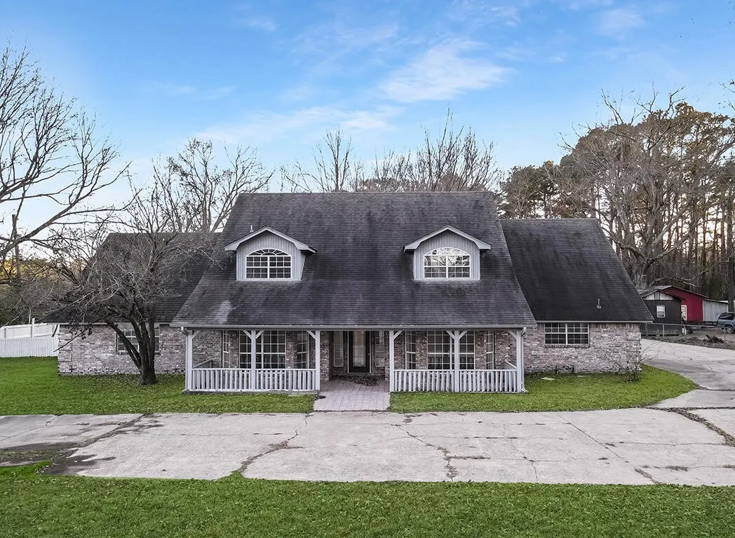 Single Family Residence For Sale in Bowie County , 2607 Lonnie Lane, Texarkana, Texas 75501, 5 Bedroom, 3 Bathroom, 2 Garage spaces, 4,305 Sqft, built in 1992, mls#21235911, Real Estate Agent in Texarkana, Homes For Sale in Bowie county, Homes For Sale in Texarkana, Realtor in Texarkana Texas, Real Estate Brokerage Independent Realty Texas, Luminita Cordes Realtor