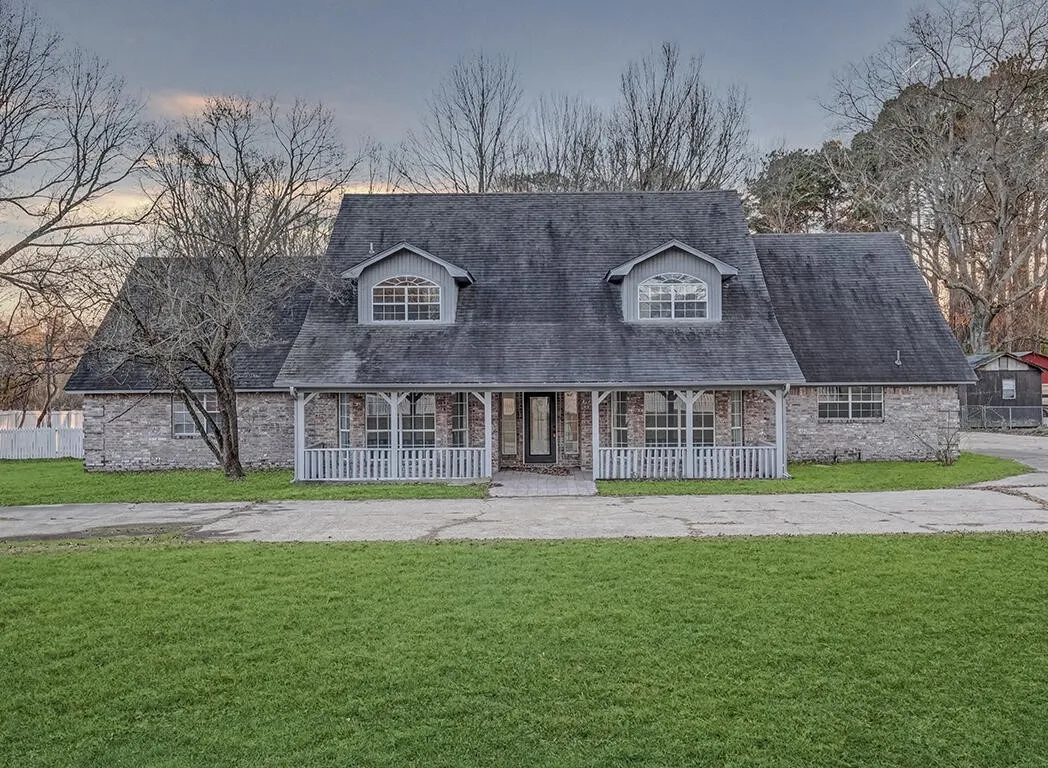 Single Family Residence For Sale in Bowie County , 2607 Lonnie Lane, Texarkana, Texas 75501, 5 Bedroom, 3 Bathroom, 2 Garage spaces, 4,305 Sqft, built in 1992, mls#21235911, Real Estate Agent in Texarkana, Homes For Sale in Bowie county, Homes For Sale in Texarkana, Realtor in Texarkana Texas, Real Estate Brokerage Independent Realty Texas, Luminita Cordes Realtor
