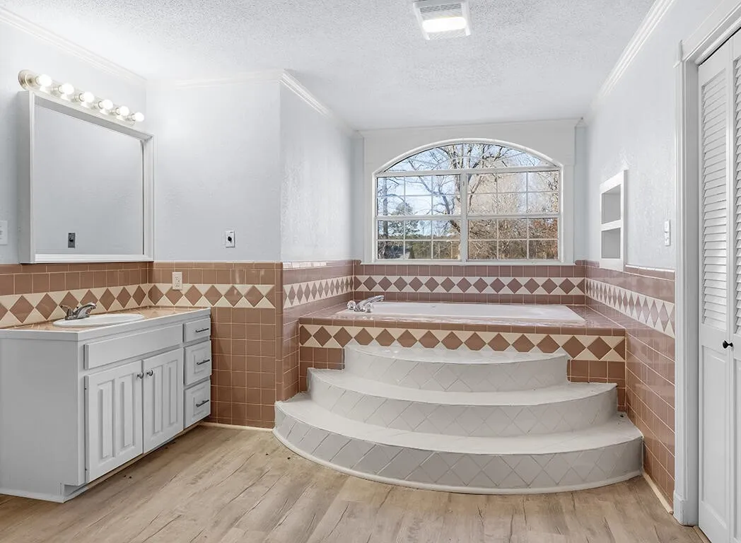 Single Family Residence For Sale in Bowie County , 2607 Lonnie Lane, Texarkana, Texas 75501, 5 Bedroom, 3 Bathroom, 2 Garage spaces, 4,305 Sqft, built in 1992, mls#21235911, Real Estate Agent in Texarkana, Homes For Sale in Bowie county, Homes For Sale in Texarkana, Realtor in Texarkana Texas, Real Estate Brokerage Independent Realty Texas, Luminita Cordes Realtor