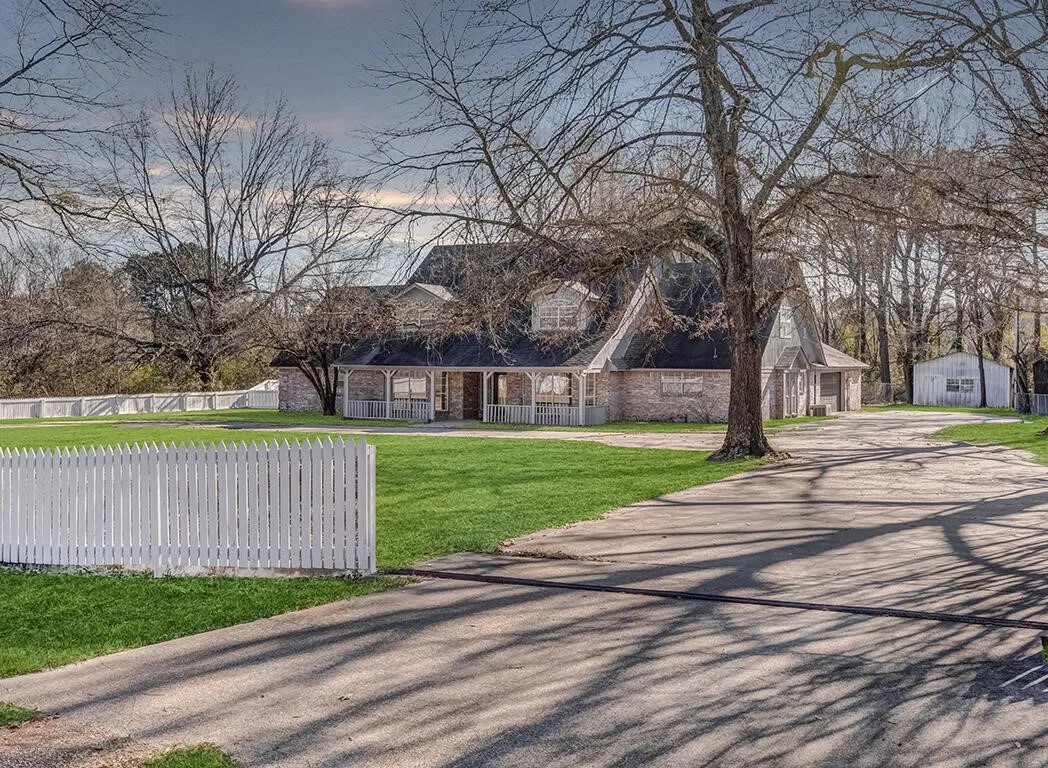Single Family Residence For Sale in Bowie County , 2607 Lonnie Lane, Texarkana, Texas 75501, 5 Bedroom, 3 Bathroom, 2 Garage spaces, 4,305 Sqft, built in 1992, mls#21235911, Real Estate Agent in Texarkana, Homes For Sale in Bowie county, Homes For Sale in Texarkana, Realtor in Texarkana Texas, Real Estate Brokerage Independent Realty Texas, Luminita Cordes Realtor