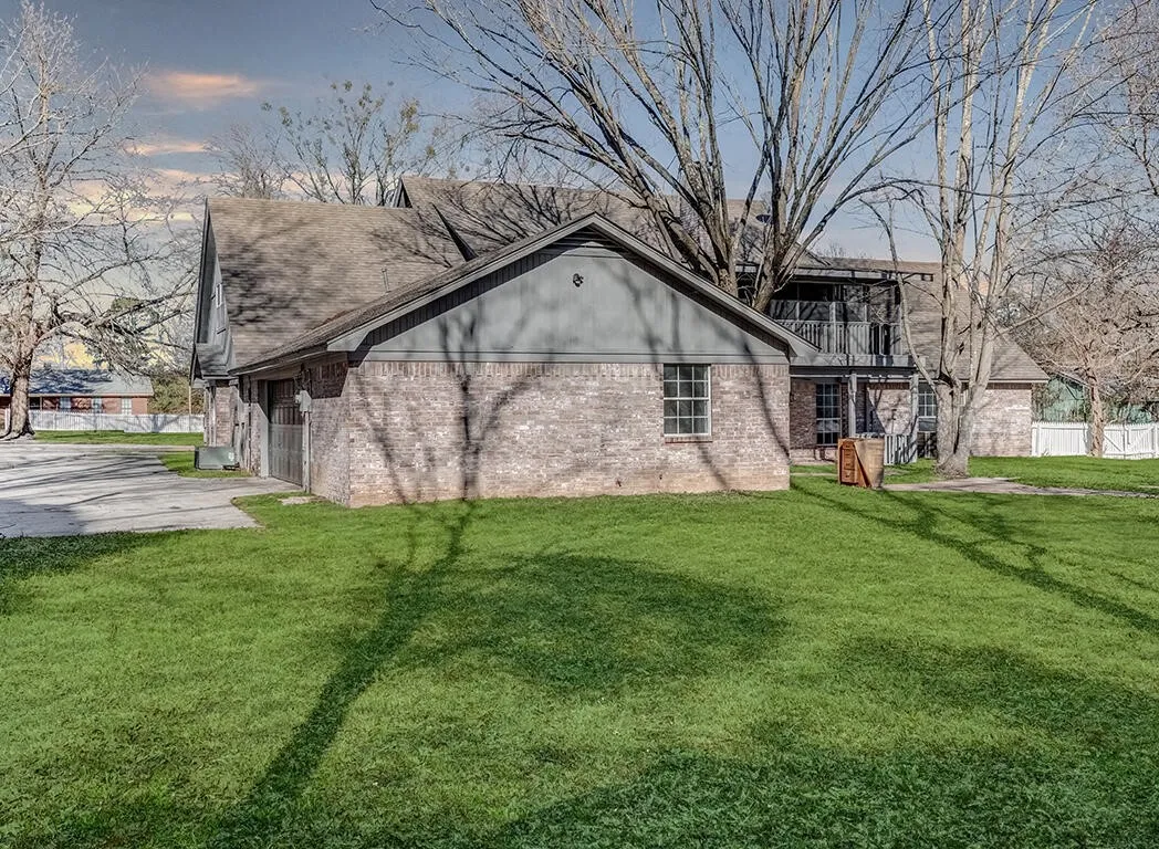 Single Family Residence For Sale in Bowie County , 2607 Lonnie Lane, Texarkana, Texas 75501, 5 Bedroom, 3 Bathroom, 2 Garage spaces, 4,305 Sqft, built in 1992, mls#21235911, Real Estate Agent in Texarkana, Homes For Sale in Bowie county, Homes For Sale in Texarkana, Realtor in Texarkana Texas, Real Estate Brokerage Independent Realty Texas, Luminita Cordes Realtor