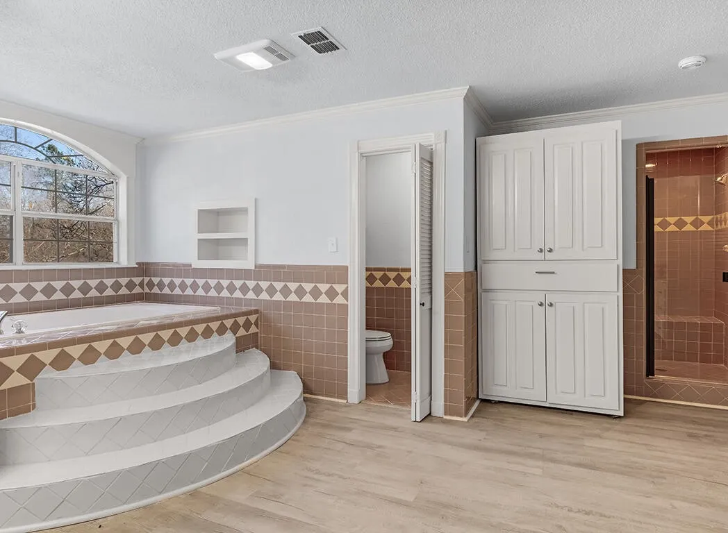 Single Family Residence For Sale in Bowie County , 2607 Lonnie Lane, Texarkana, Texas 75501, 5 Bedroom, 3 Bathroom, 2 Garage spaces, 4,305 Sqft, built in 1992, mls#21235911, Real Estate Agent in Texarkana, Homes For Sale in Bowie county, Homes For Sale in Texarkana, Realtor in Texarkana Texas, Real Estate Brokerage Independent Realty Texas, Luminita Cordes Realtor