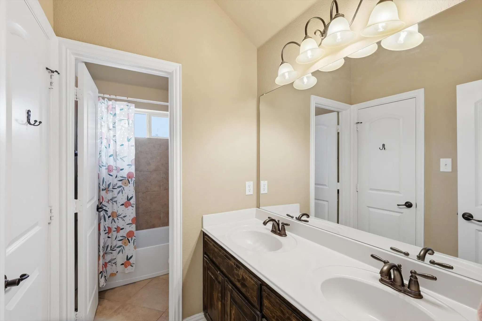 Single Family Residence For Sale in Denton County , 1123 Chestnut Drive, Frisco, Texas 75036, 5 Bedroom, 5 Bathroom, 2 Garage spaces, 3,675 Sqft, built in 2011, Preowned, mls#21252868, Real Estate Agent in Frisco, Homes For Sale in Denton county, Homes For Sale in Frisco, Realtor in Frisco Texas, Real Estate Brokerage Independent Realty Texas, Luminita Cordes Realtor
