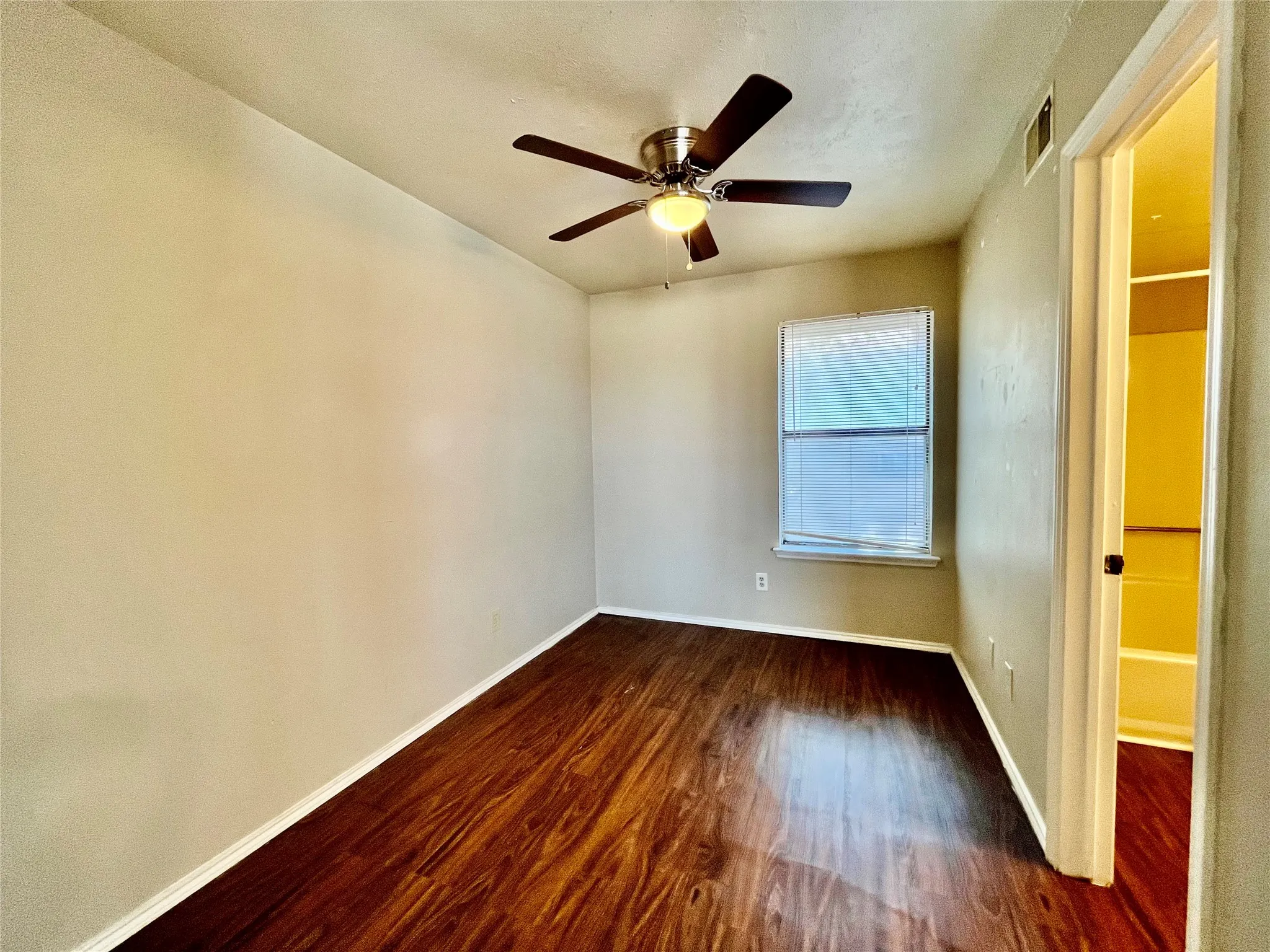 Apartment For Rent in Denton County , 2526 W Prairie Street 204, Denton, Texas 76201, 1 Bedroom, 1 Bathroom, Garage spaces, 420 Sqft, built in 1985, Preowned, mls#21255422, Real Estate Agent in Denton, Homes For Rent in Denton county, Homes For Rent in Denton, Realtor in Denton Texas, Real Estate Brokerage Independent Realty Texas, Luminita Cordes Realtor