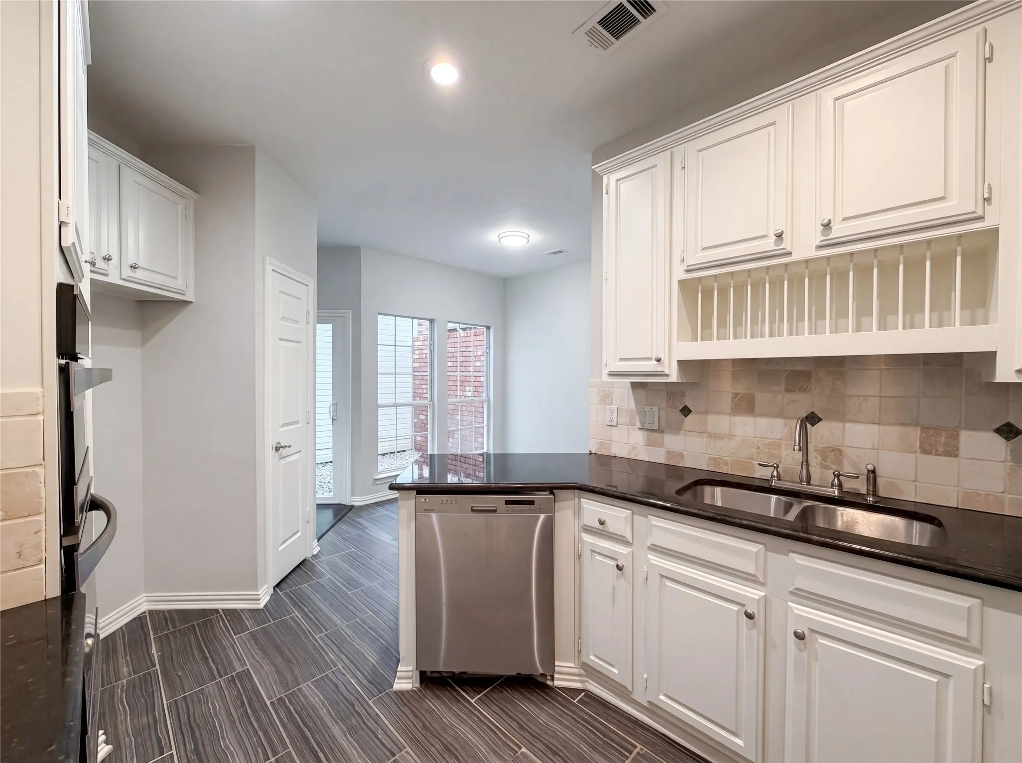 Single Family Residence For Sale in Dallas County , 7707 Windmere Court, Irving, Texas 75063, 3 Bedroom, 3 Bathroom, 2 Garage spaces, 2,031 Sqft, built in 1987, Preowned, mls#21255415, Real Estate Agent in Irving, Homes For Sale in Dallas county, Homes For Sale in Irving, Realtor in Irving Texas, Real Estate Brokerage Independent Realty Texas, Luminita Cordes Realtor