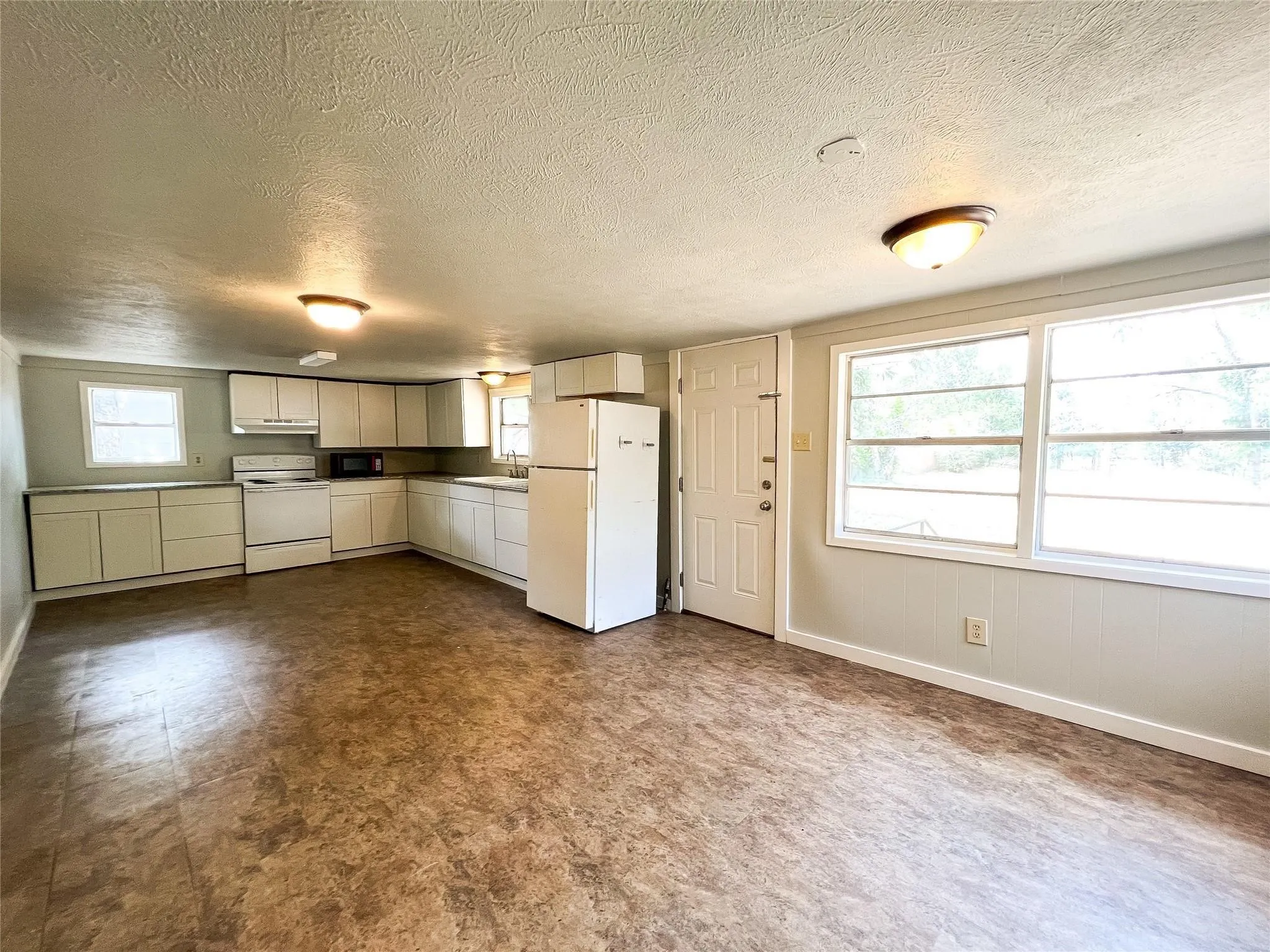 For Sale in Erath County , 1425-1435 Groesbeck Street, Stephenville, Texas 76401, 6 Bedroom, 2 Bathroom, Garage spaces, 2,516 Sqft, built in 1954, Preowned, mls#21253345, Real Estate Agent in Stephenville, Homes For Sale in Erath county, Homes For Sale in Stephenville, Realtor in Stephenville Texas, Real Estate Brokerage Independent Realty Texas, Luminita Cordes Realtor
