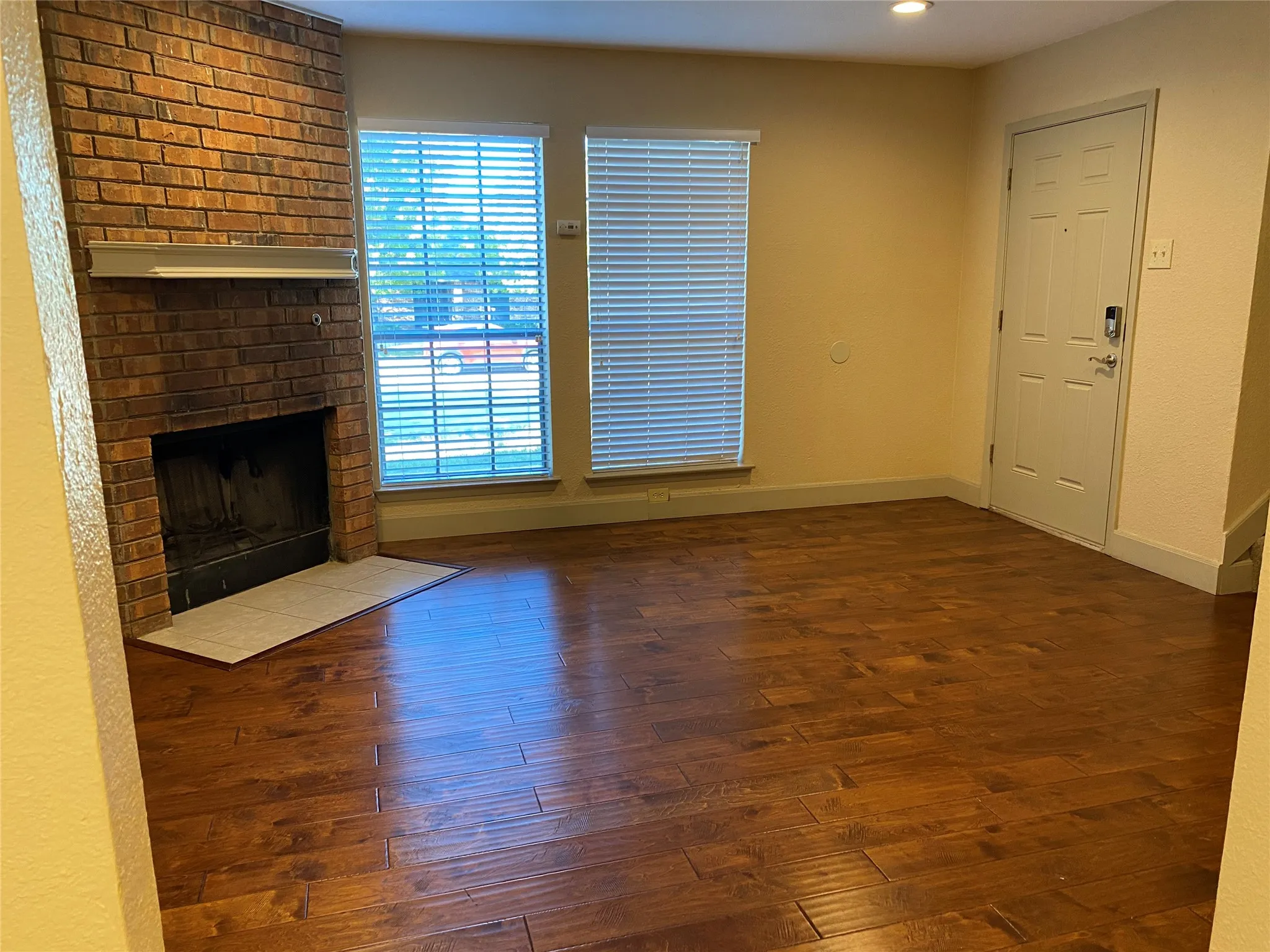Duplex For Rent in Collin County , 7720 Kings Ridge Road, Frisco, Texas 75035, 3 Bedrooms, 3 Bathrooms, 2 Garage spaces, 1,211 Sqft, built in 1984, Preowned, Price $1,990, mls#21255436, Real Estate Agent in Frisco, Homes For Rent in Collin county, Homes For Rent in Frisco, Realtor in Frisco Texas, Real Estate Brokerage Independent Realty Texas, Luminita Cordes Realtor