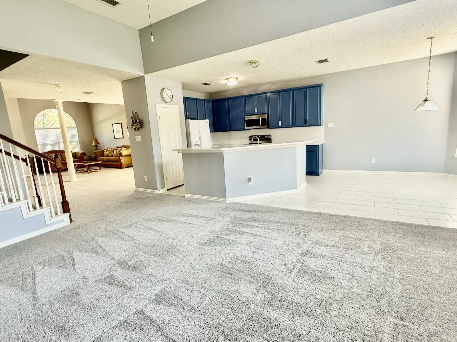 Open entertaining concept with lots of light and a fireplacem
