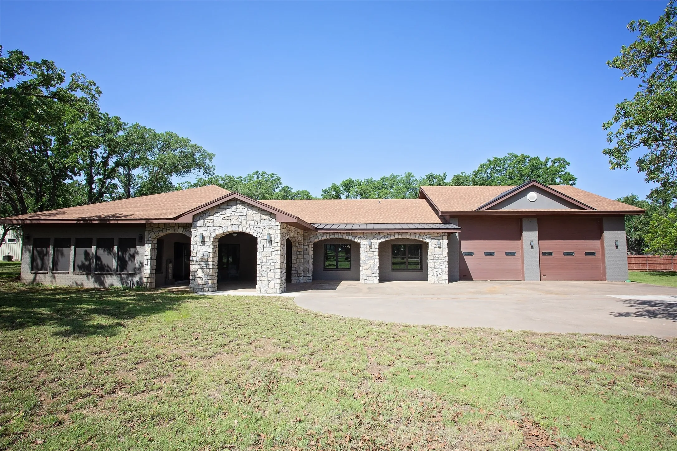 Do you need garage space - this home has it! Length 37' Width 33' Height 33'