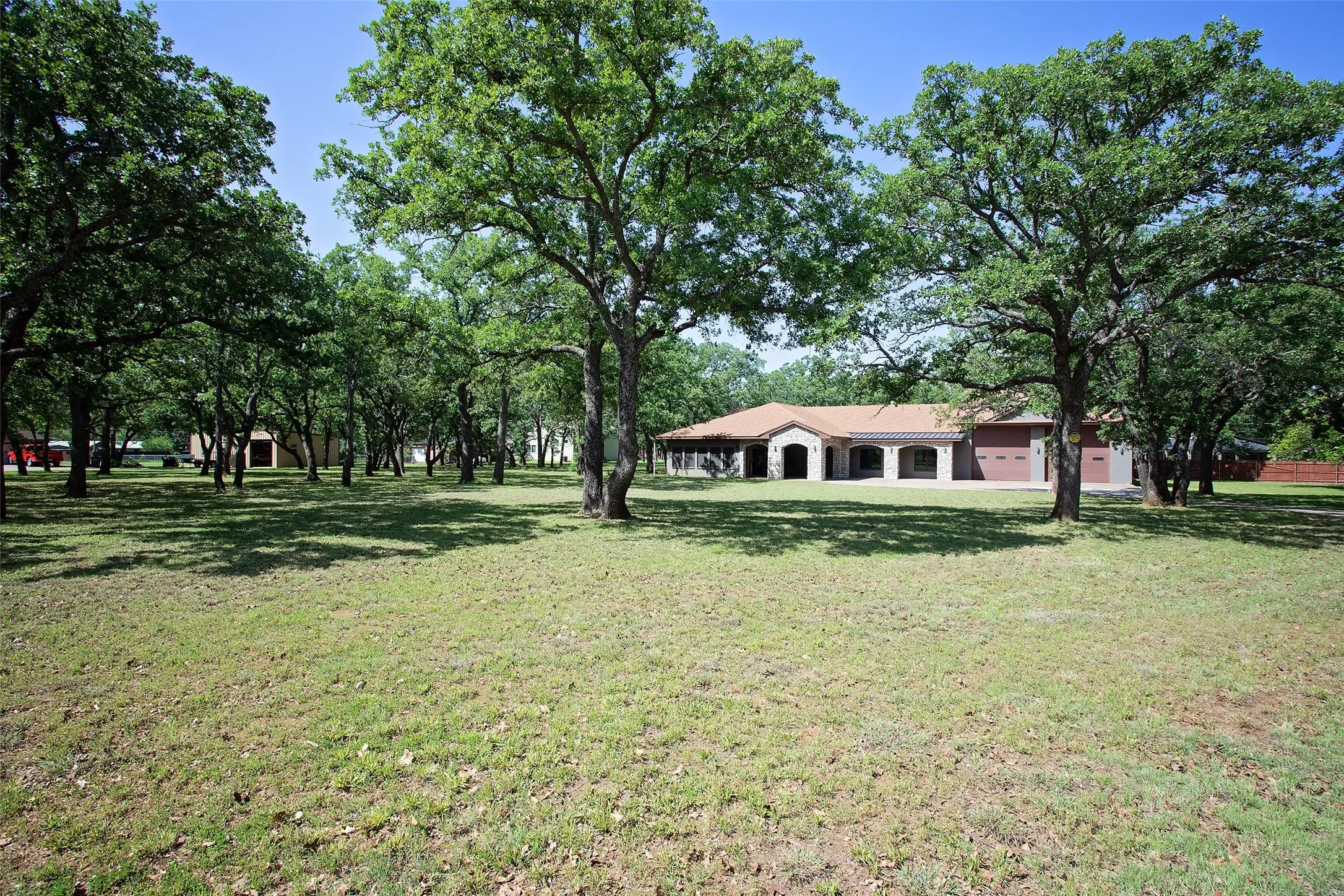 Single Family Residence For Sale in Young County , 162 Eastledge Drive, Graham, Texas 76450, 4 Bedroom, 4 Bathroom, 3 Garage spaces, 3,252 Sqft, built in 1986, mls#21246761, Real Estate Agent in Graham, Homes For Sale in Young county, Homes For Sale in Graham, Realtor in Graham Texas, Real Estate Brokerage Independent Realty Texas, Luminita Cordes Realtor