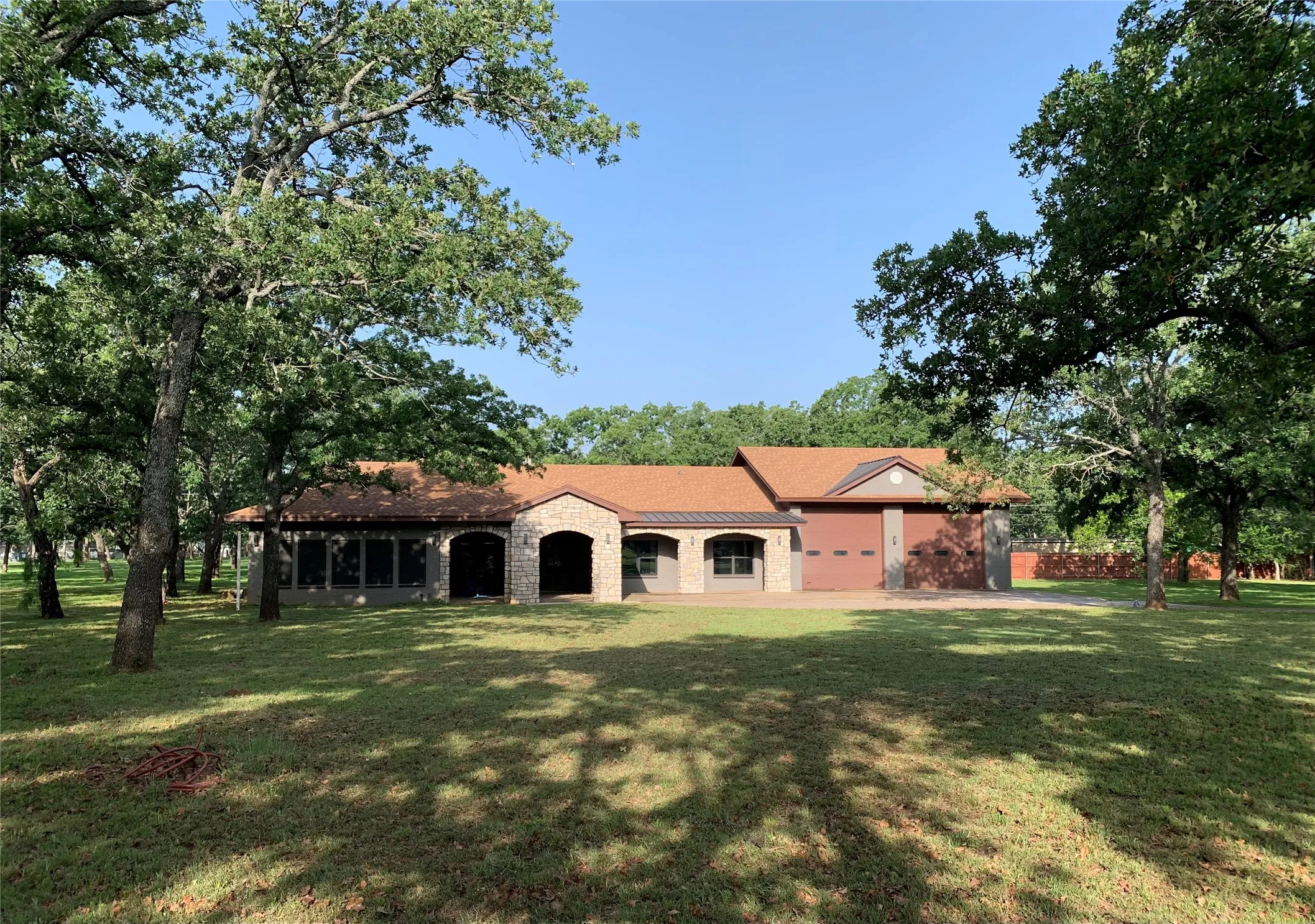 Single Family Residence For Sale in Young County , 162 Eastledge Drive, Graham, Texas 76450, 4 Bedroom, 4 Bathroom, 3 Garage spaces, 3,252 Sqft, built in 1986, mls#21246761, Real Estate Agent in Graham, Homes For Sale in Young county, Homes For Sale in Graham, Realtor in Graham Texas, Real Estate Brokerage Independent Realty Texas, Luminita Cordes Realtor