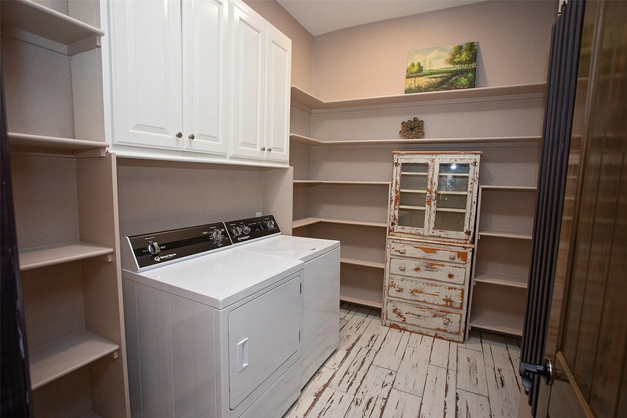 Plenty of space for storage, full size Washer and Dryer (electric)