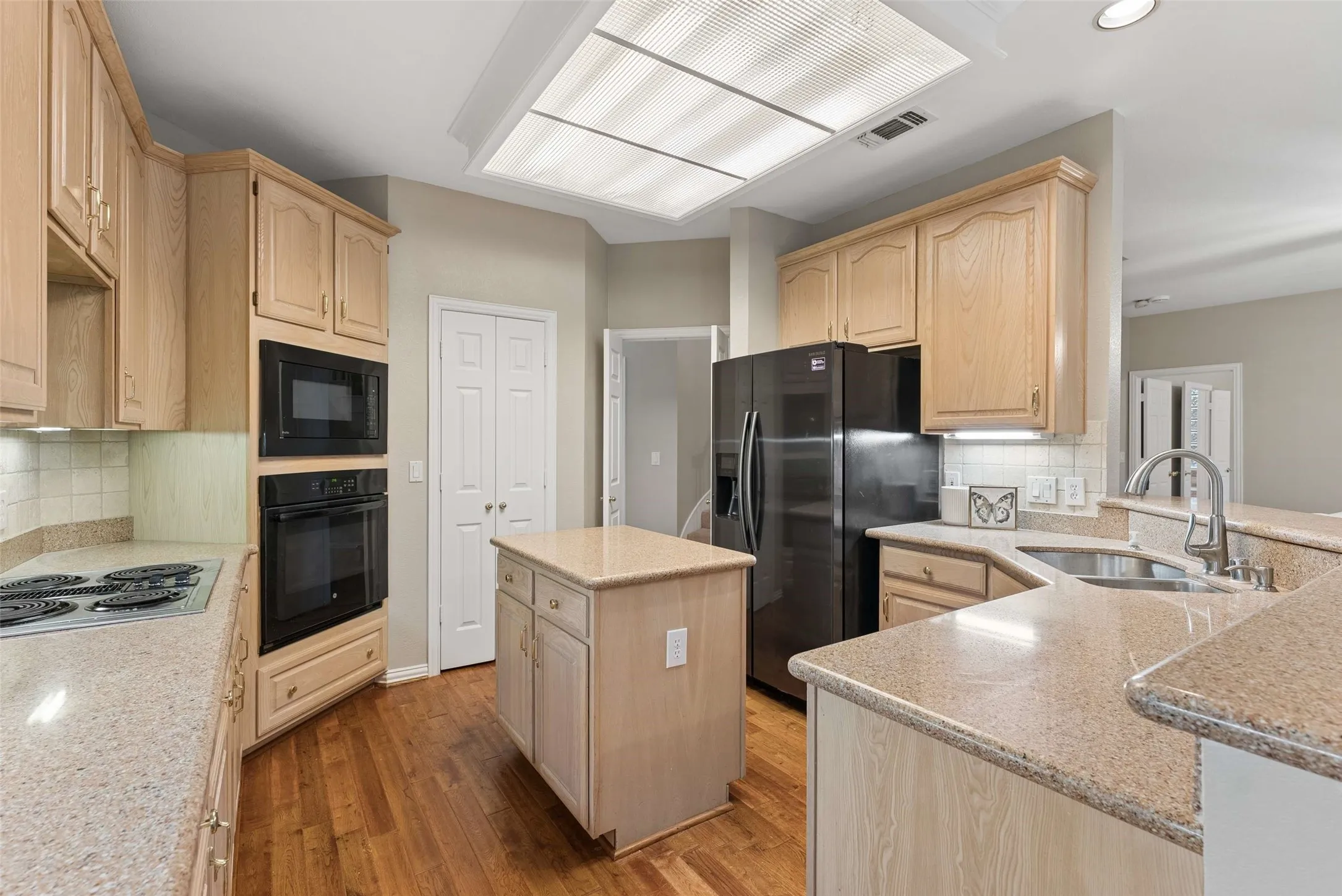 Single Family Residence For Sale in Collin County , 1108 Wedge Hill Road, Mc Kinney, Texas 75072, 4 Bedroom, 3 Bathroom, 2 Garage spaces, 3,002 Sqft, built in 1993, Preowned, mls#21254934, Real Estate Agent in Mc Kinney, Homes For Sale in Collin county, Homes For Sale in Mc Kinney, Realtor in Mc Kinney Texas, Real Estate Brokerage Independent Realty Texas, Luminita Cordes Realtor