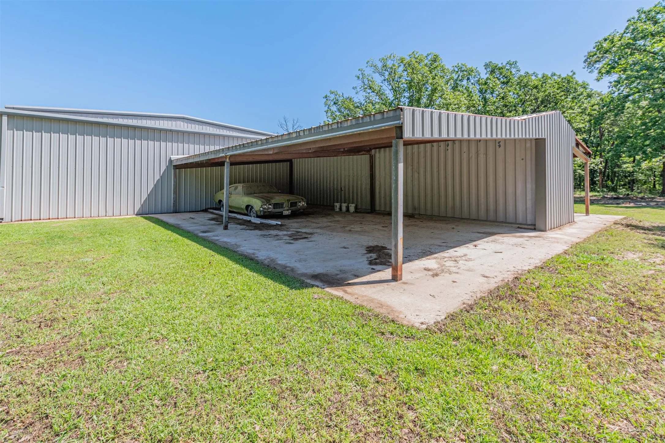 Single Family Residence For Sale in Rains County , 129 Rs County Road 2222, Emory, Texas 75440, 4 Bedroom, 3 Bathroom, 11 Garage spaces, 6,808 Sqft, built in 2003, Preowned, Price $749,999, mls#21247121, Real Estate Agent in Emory, Homes For Sale in Rains county, Homes For Sale in Emory, Realtor in Emory Texas, Real Estate Brokerage Independent Realty Texas, Luminita Cordes Realtor