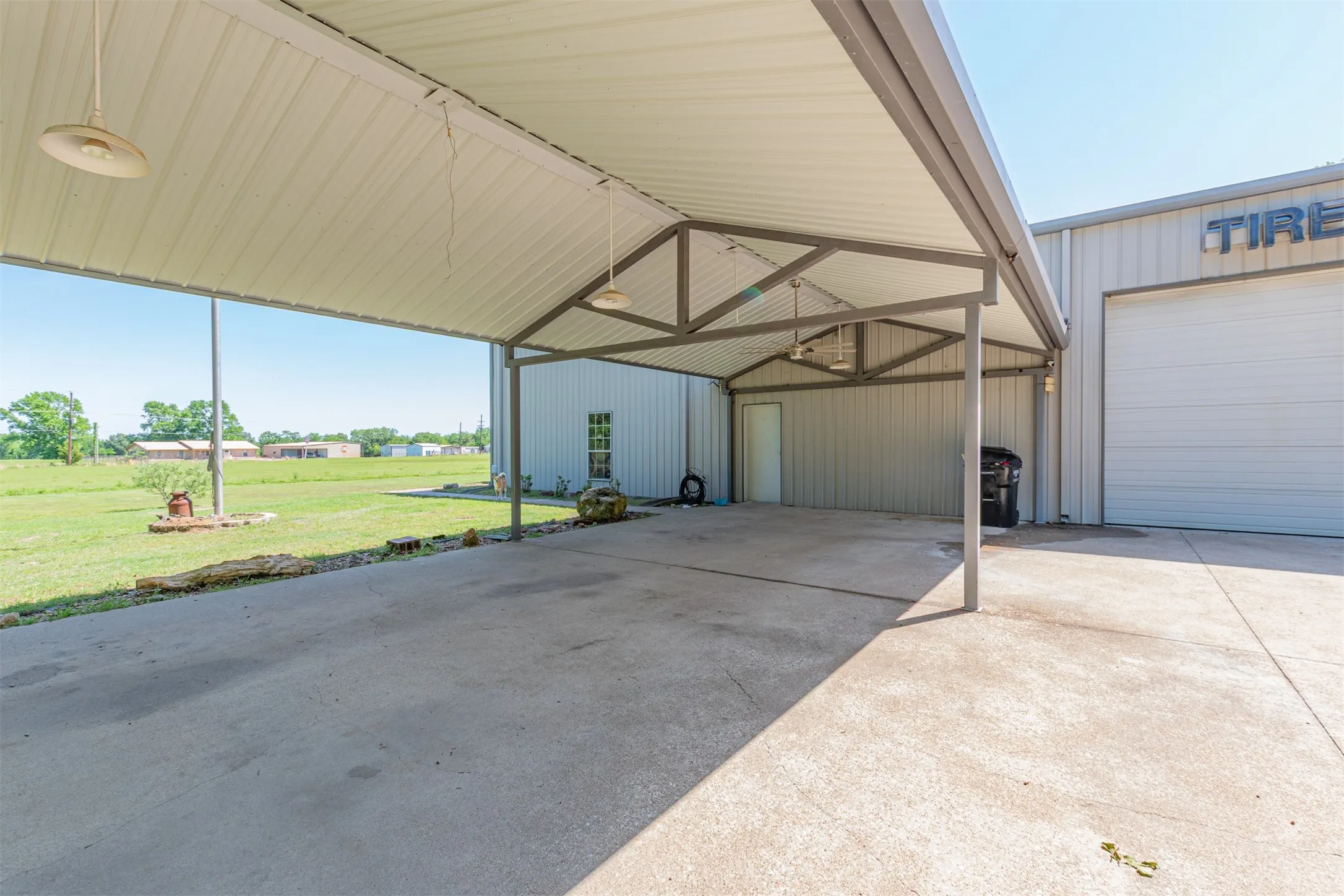 Single Family Residence For Sale in Rains County , 129 Rs County Road 2222, Emory, Texas 75440, 4 Bedroom, 3 Bathroom, 11 Garage spaces, 6,808 Sqft, built in 2003, Preowned, Price $749,999, mls#21247121, Real Estate Agent in Emory, Homes For Sale in Rains county, Homes For Sale in Emory, Realtor in Emory Texas, Real Estate Brokerage Independent Realty Texas, Luminita Cordes Realtor