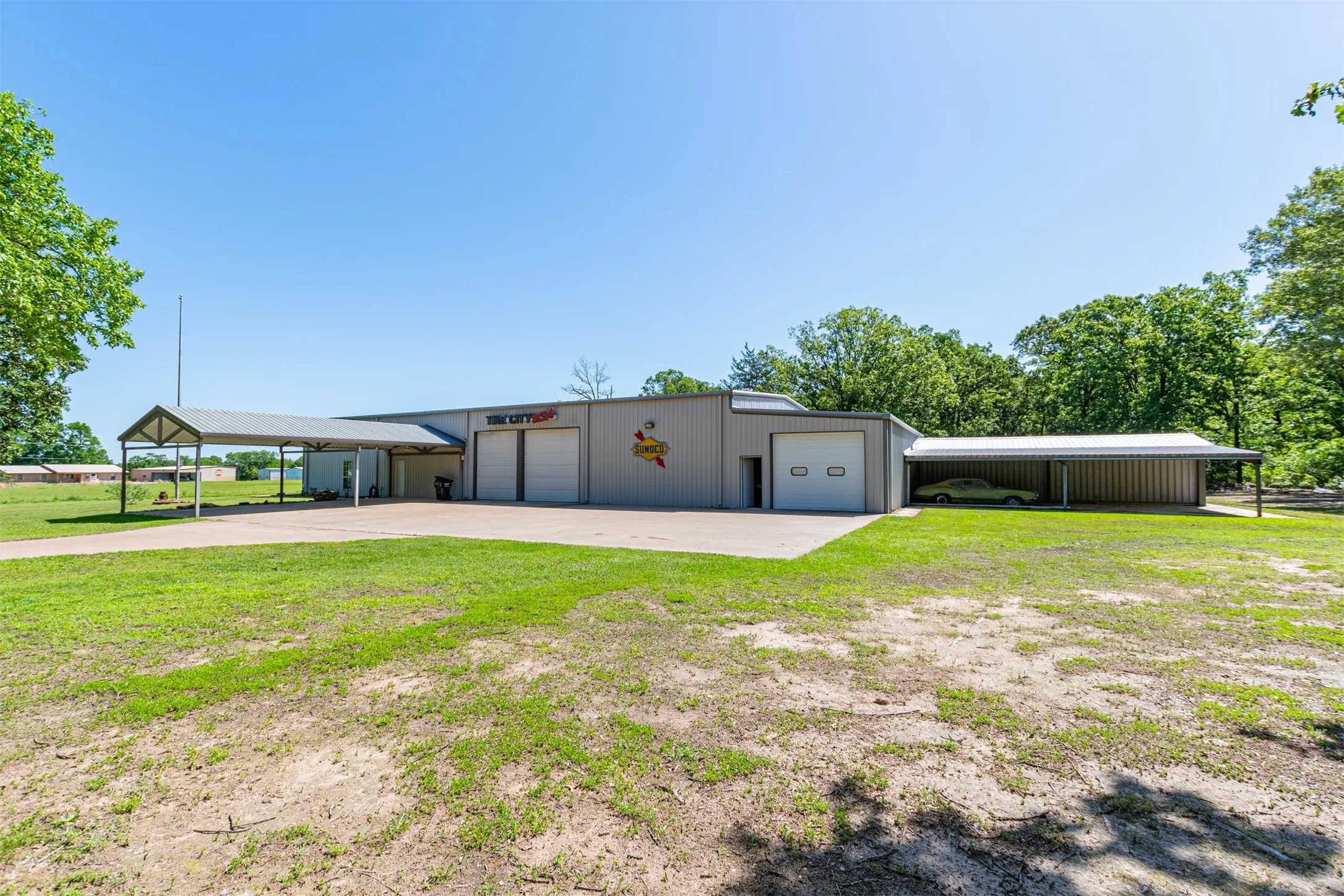 Single Family Residence For Sale in Rains County , 129 Rs County Road 2222, Emory, Texas 75440, 4 Bedroom, 3 Bathroom, 11 Garage spaces, 6,808 Sqft, built in 2003, Preowned, Price $749,999, mls#21247121, Real Estate Agent in Emory, Homes For Sale in Rains county, Homes For Sale in Emory, Realtor in Emory Texas, Real Estate Brokerage Independent Realty Texas, Luminita Cordes Realtor