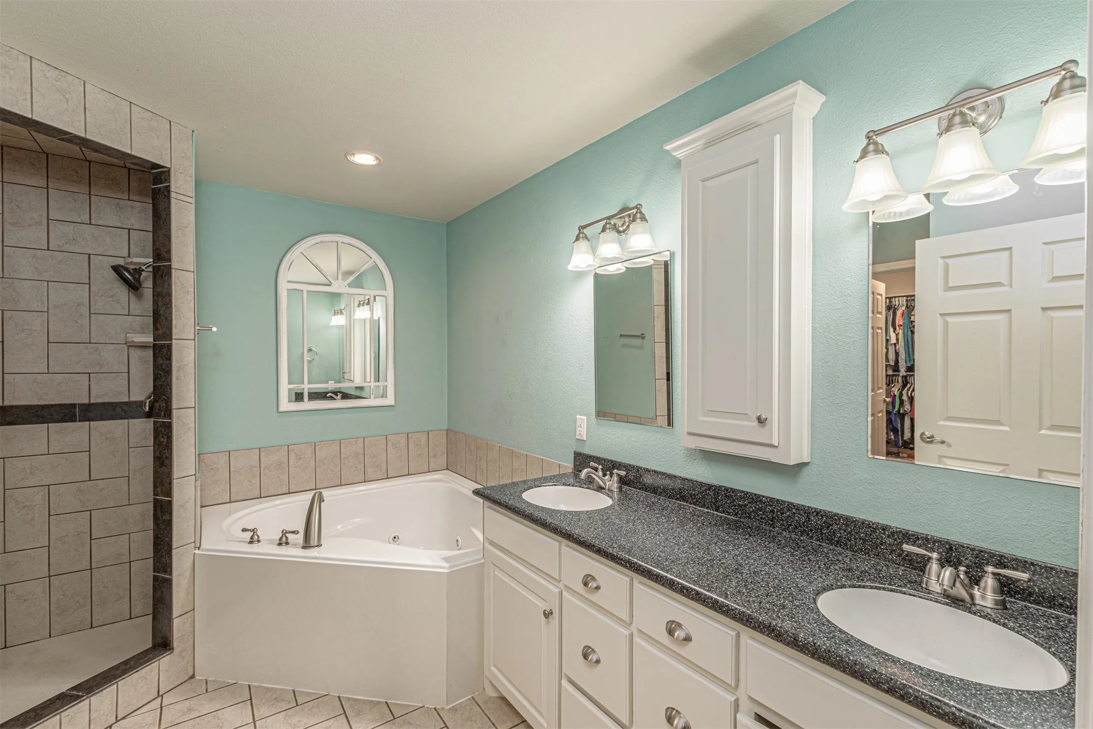 Single Family Residence For Sale in Rains County , 129 Rs County Road 2222, Emory, Texas 75440, 4 Bedroom, 3 Bathroom, 11 Garage spaces, 6,808 Sqft, built in 2003, Preowned, Price $749,999, mls#21247121, Real Estate Agent in Emory, Homes For Sale in Rains county, Homes For Sale in Emory, Realtor in Emory Texas, Real Estate Brokerage Independent Realty Texas, Luminita Cordes Realtor