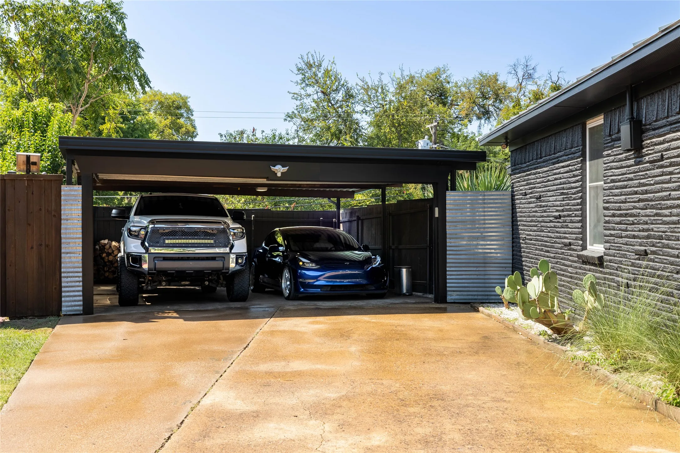 Single Family Residence For Sale in Dallas County , 10872 Caprock Circle, Dallas, Texas 75218, 4 Bedroom, 4 Bathroom, Garage spaces, 3,136 Sqft, built in 1961, Preowned, mls#21240754, Real Estate Agent in Dallas, Homes For Sale in Dallas county, Homes For Sale in Dallas, Realtor in Dallas Texas, Real Estate Brokerage Independent Realty Texas, Luminita Cordes Realtor