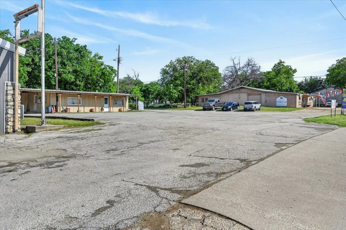 Business For Sale in Comanche County , 424 N Texas Street, De Leon, Texas 76444, 0, 0, Garage spaces, 0 Sqft, built in 1986, Preowned, Price $850,000, mls#21252478, Real Estate Agent in De Leon, Homes For Sale in Comanche county, Homes For Sale in De Leon, Realtor in De Leon Texas, Real Estate Brokerage Independent Realty Texas, Luminita Cordes Realtor