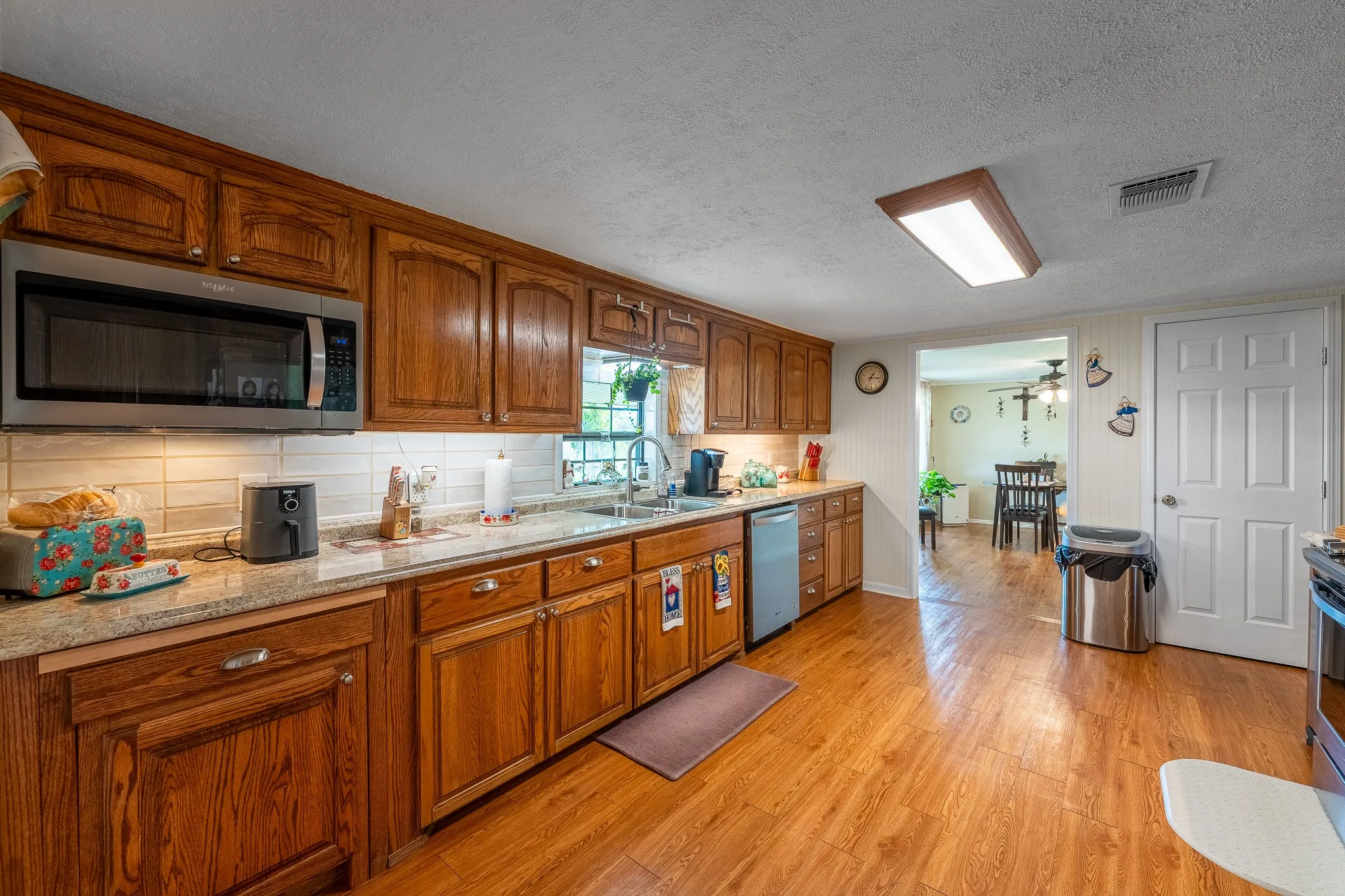Single Family Residence For Sale in Mills County , 1360 W US Hwy 84 Highway, Mullin, Texas 76864, 3 Bedroom, 3 Bathroom, 2 Garage spaces, 2,242 Sqft, built in 1982, Preowned, mls#21255586, Real Estate Agent in Mullin, Homes For Sale in Mills county, Homes For Sale in Mullin, Realtor in Mullin Texas, Real Estate Brokerage Independent Realty Texas, Luminita Cordes Realtor