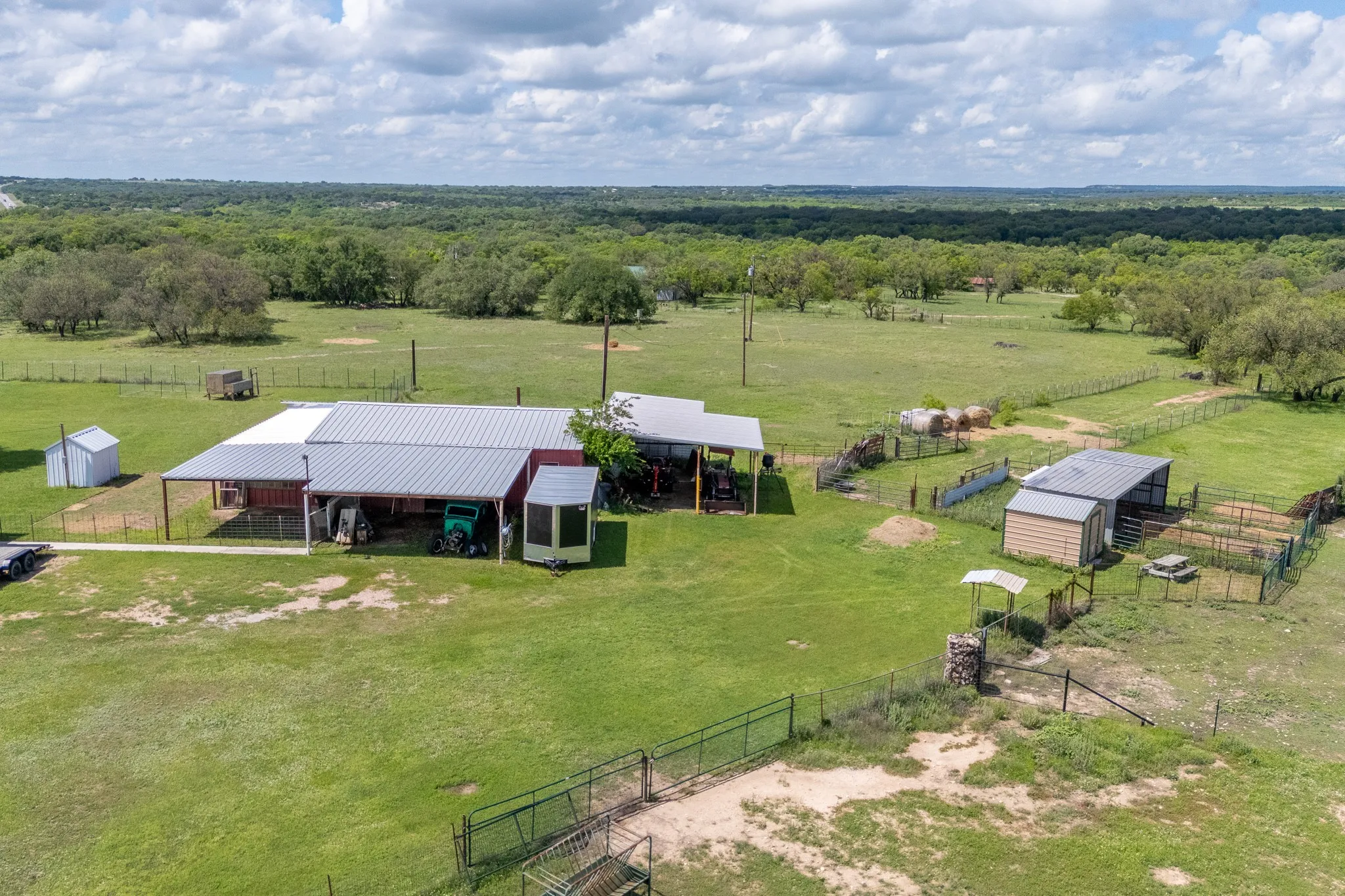 Single Family Residence For Sale in Mills County , 1360 W US Hwy 84 Highway, Mullin, Texas 76864, 3 Bedroom, 3 Bathroom, 2 Garage spaces, 2,242 Sqft, built in 1982, Preowned, mls#21255586, Real Estate Agent in Mullin, Homes For Sale in Mills county, Homes For Sale in Mullin, Realtor in Mullin Texas, Real Estate Brokerage Independent Realty Texas, Luminita Cordes Realtor