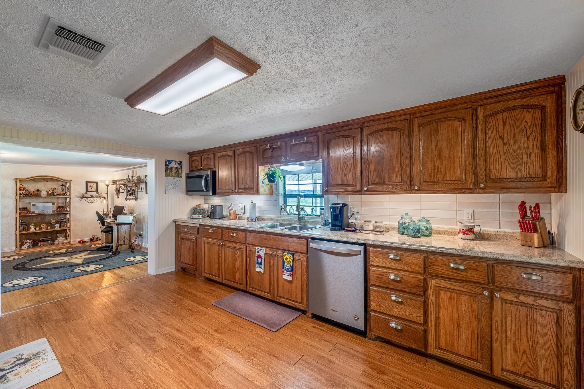 Single Family Residence For Sale in Mills County , 1360 W US Hwy 84 Highway, Mullin, Texas 76864, 3 Bedroom, 3 Bathroom, 2 Garage spaces, 2,242 Sqft, built in 1982, Preowned, mls#21255586, Real Estate Agent in Mullin, Homes For Sale in Mills county, Homes For Sale in Mullin, Realtor in Mullin Texas, Real Estate Brokerage Independent Realty Texas, Luminita Cordes Realtor