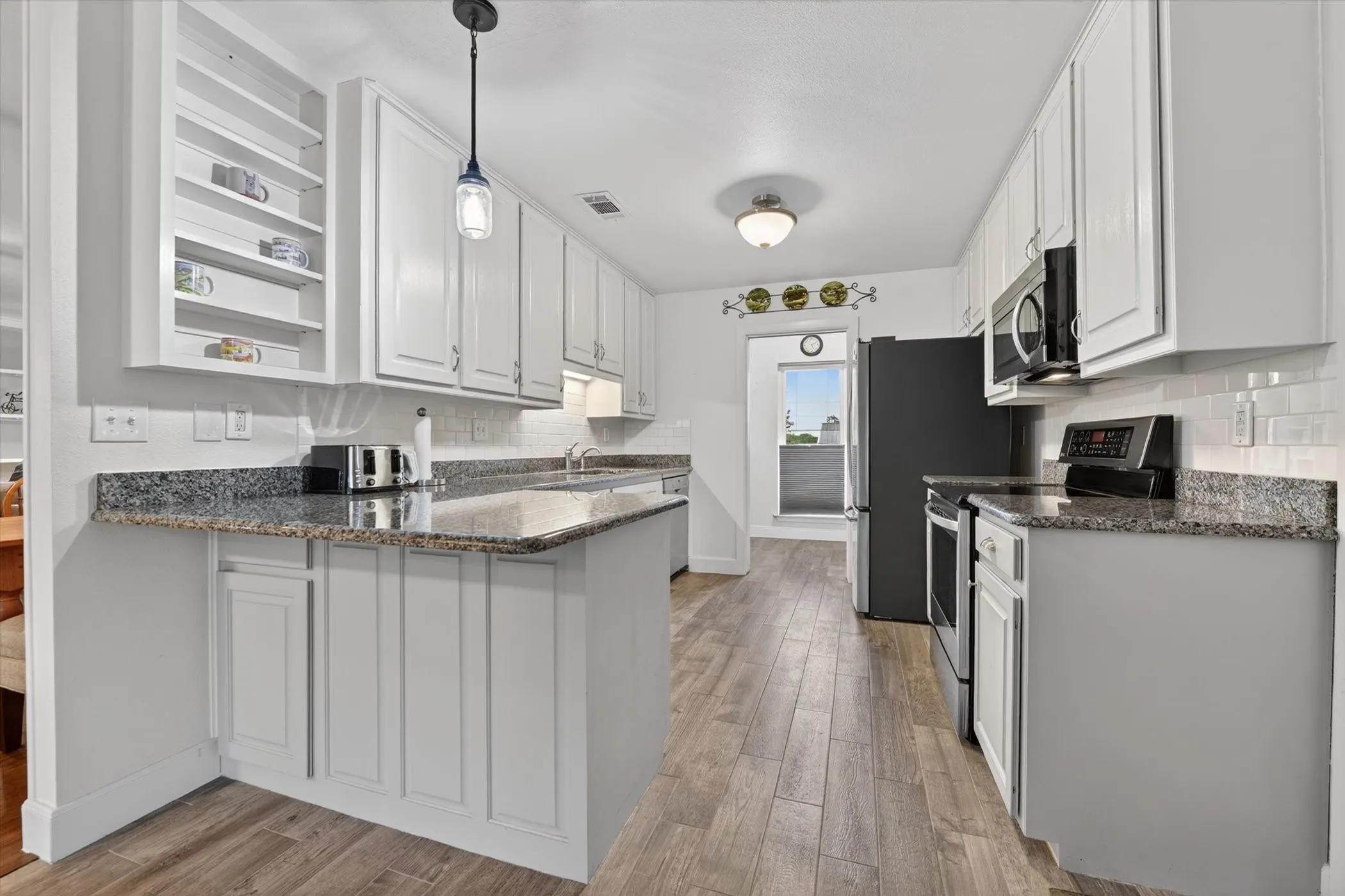 Single Family Residence For Sale in Denton County , 951 Ridgewood Circle, Bartonville, Texas 76226, 3 Bedroom, 2 Bathroom, 2 Garage spaces, 2,062 Sqft, built in 1985, mls#21254605, Real Estate Agent in Bartonville, Homes For Sale in Denton county, Homes For Sale in Bartonville, Realtor in Bartonville Texas, Real Estate Brokerage Independent Realty Texas, Luminita Cordes Realtor