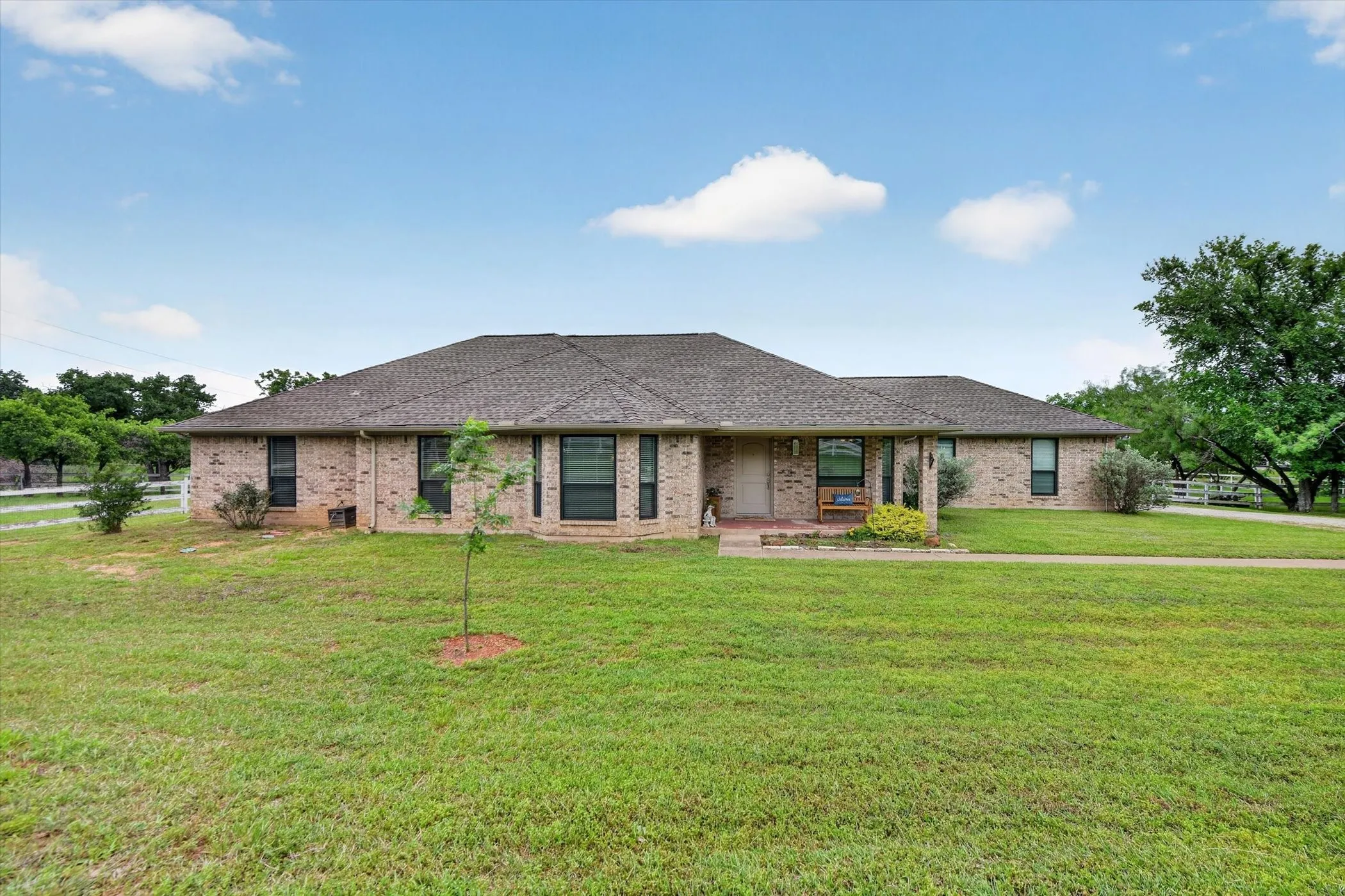 Single Family Residence For Sale in Denton County , 951 Ridgewood Circle, Bartonville, Texas 76226, 3 Bedroom, 2 Bathroom, 2 Garage spaces, 2,062 Sqft, built in 1985, mls#21254605, Real Estate Agent in Bartonville, Homes For Sale in Denton county, Homes For Sale in Bartonville, Realtor in Bartonville Texas, Real Estate Brokerage Independent Realty Texas, Luminita Cordes Realtor