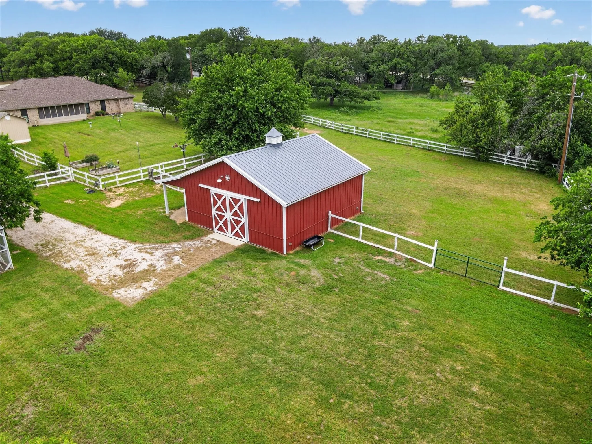 Single Family Residence For Sale in Denton County , 951 Ridgewood Circle, Bartonville, Texas 76226, 3 Bedroom, 2 Bathroom, 2 Garage spaces, 2,062 Sqft, built in 1985, mls#21254605, Real Estate Agent in Bartonville, Homes For Sale in Denton county, Homes For Sale in Bartonville, Realtor in Bartonville Texas, Real Estate Brokerage Independent Realty Texas, Luminita Cordes Realtor
