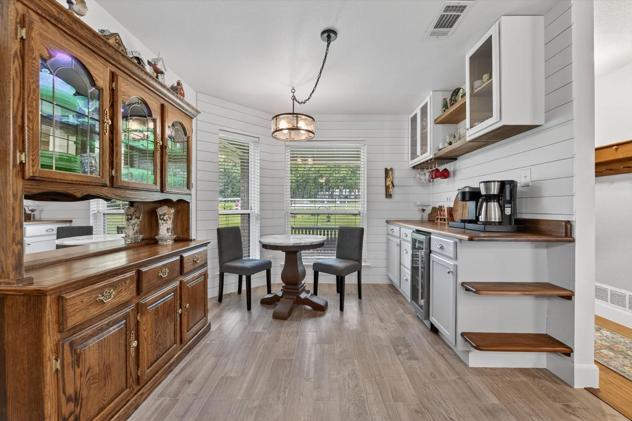 Single Family Residence For Sale in Denton County , 951 Ridgewood Circle, Bartonville, Texas 76226, 3 Bedroom, 2 Bathroom, 2 Garage spaces, 2,062 Sqft, built in 1985, mls#21254605, Real Estate Agent in Bartonville, Homes For Sale in Denton county, Homes For Sale in Bartonville, Realtor in Bartonville Texas, Real Estate Brokerage Independent Realty Texas, Luminita Cordes Realtor