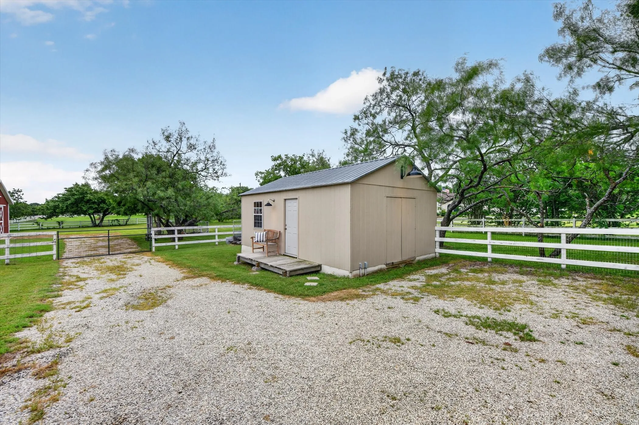 Single Family Residence For Sale in Denton County , 951 Ridgewood Circle, Bartonville, Texas 76226, 3 Bedroom, 2 Bathroom, 2 Garage spaces, 2,062 Sqft, built in 1985, mls#21254605, Real Estate Agent in Bartonville, Homes For Sale in Denton county, Homes For Sale in Bartonville, Realtor in Bartonville Texas, Real Estate Brokerage Independent Realty Texas, Luminita Cordes Realtor