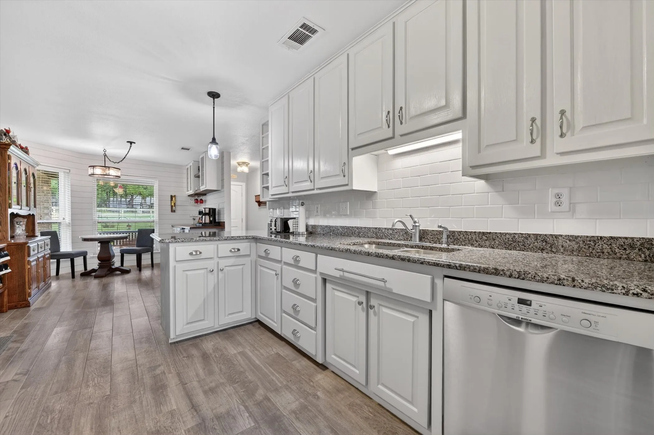 Single Family Residence For Sale in Denton County , 951 Ridgewood Circle, Bartonville, Texas 76226, 3 Bedroom, 2 Bathroom, 2 Garage spaces, 2,062 Sqft, built in 1985, mls#21254605, Real Estate Agent in Bartonville, Homes For Sale in Denton county, Homes For Sale in Bartonville, Realtor in Bartonville Texas, Real Estate Brokerage Independent Realty Texas, Luminita Cordes Realtor