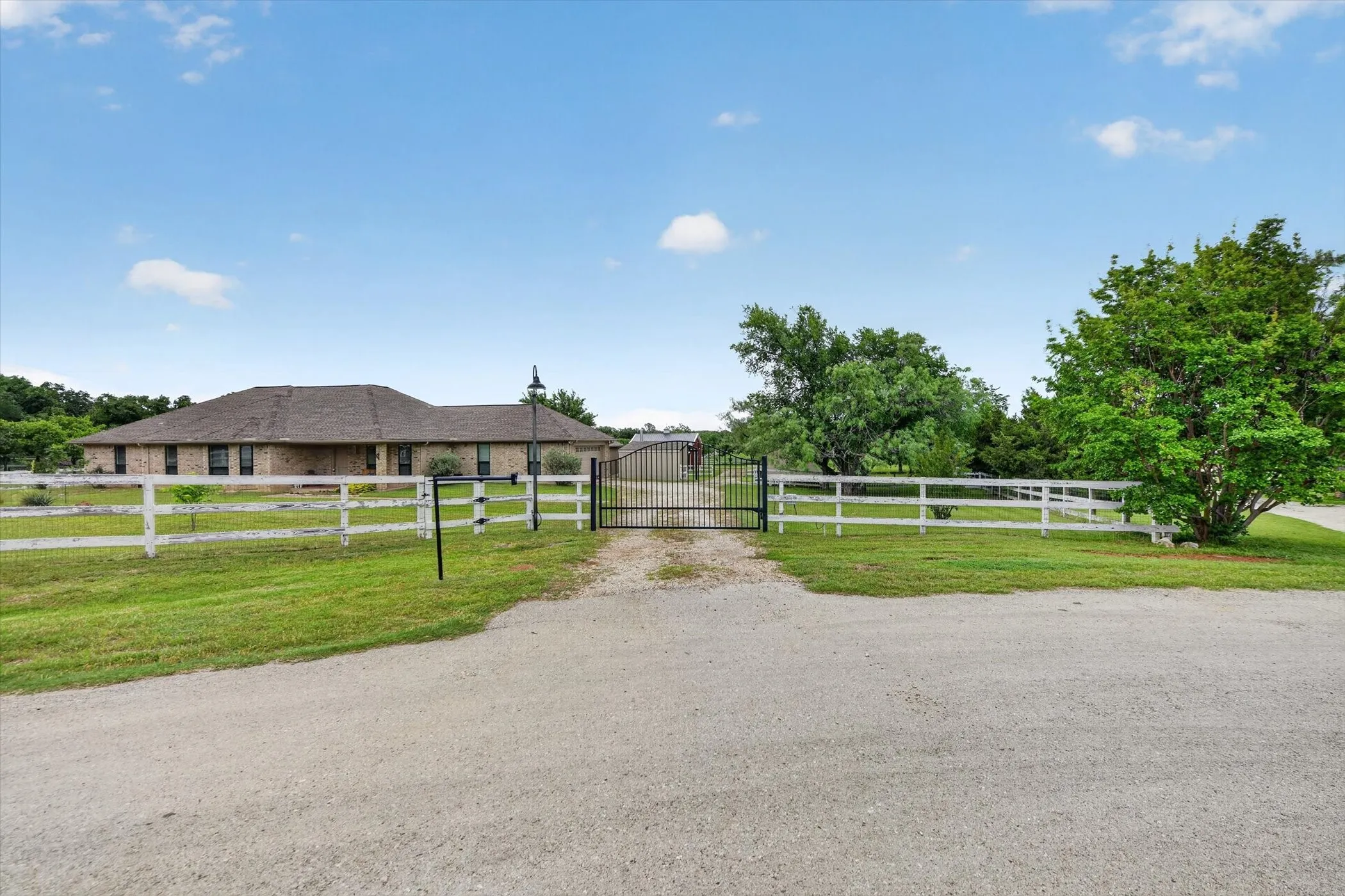 Single Family Residence For Sale in Denton County , 951 Ridgewood Circle, Bartonville, Texas 76226, 3 Bedroom, 2 Bathroom, 2 Garage spaces, 2,062 Sqft, built in 1985, mls#21254605, Real Estate Agent in Bartonville, Homes For Sale in Denton county, Homes For Sale in Bartonville, Realtor in Bartonville Texas, Real Estate Brokerage Independent Realty Texas, Luminita Cordes Realtor