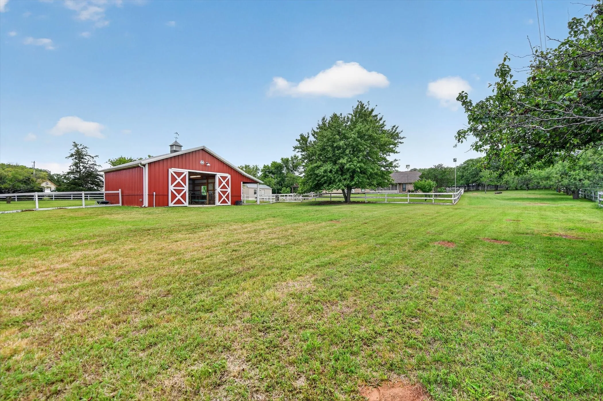 Single Family Residence For Sale in Denton County , 951 Ridgewood Circle, Bartonville, Texas 76226, 3 Bedroom, 2 Bathroom, 2 Garage spaces, 2,062 Sqft, built in 1985, mls#21254605, Real Estate Agent in Bartonville, Homes For Sale in Denton county, Homes For Sale in Bartonville, Realtor in Bartonville Texas, Real Estate Brokerage Independent Realty Texas, Luminita Cordes Realtor