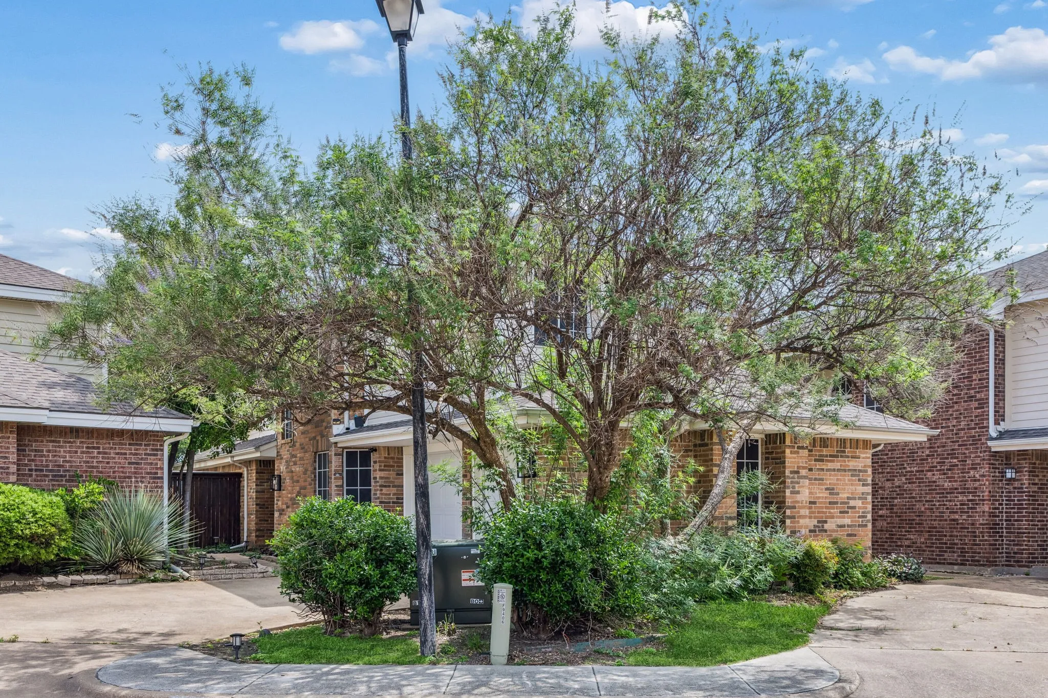 Single Family Residence For Sale in Dallas County , 9404 Penny Lane, Irving, Texas 75063, 3 Bedrooms, 3 Bathrooms, 2 Garage spaces, 1,649 Sqft, built in 1987, Preowned, Price $447,000, mls#21252129, Real Estate Agent in Irving, Homes For Sale in Dallas county, Homes For Sale in Irving, Realtor in Irving Texas, Real Estate Brokerage Independent Realty Texas, Luminita Cordes Realtor