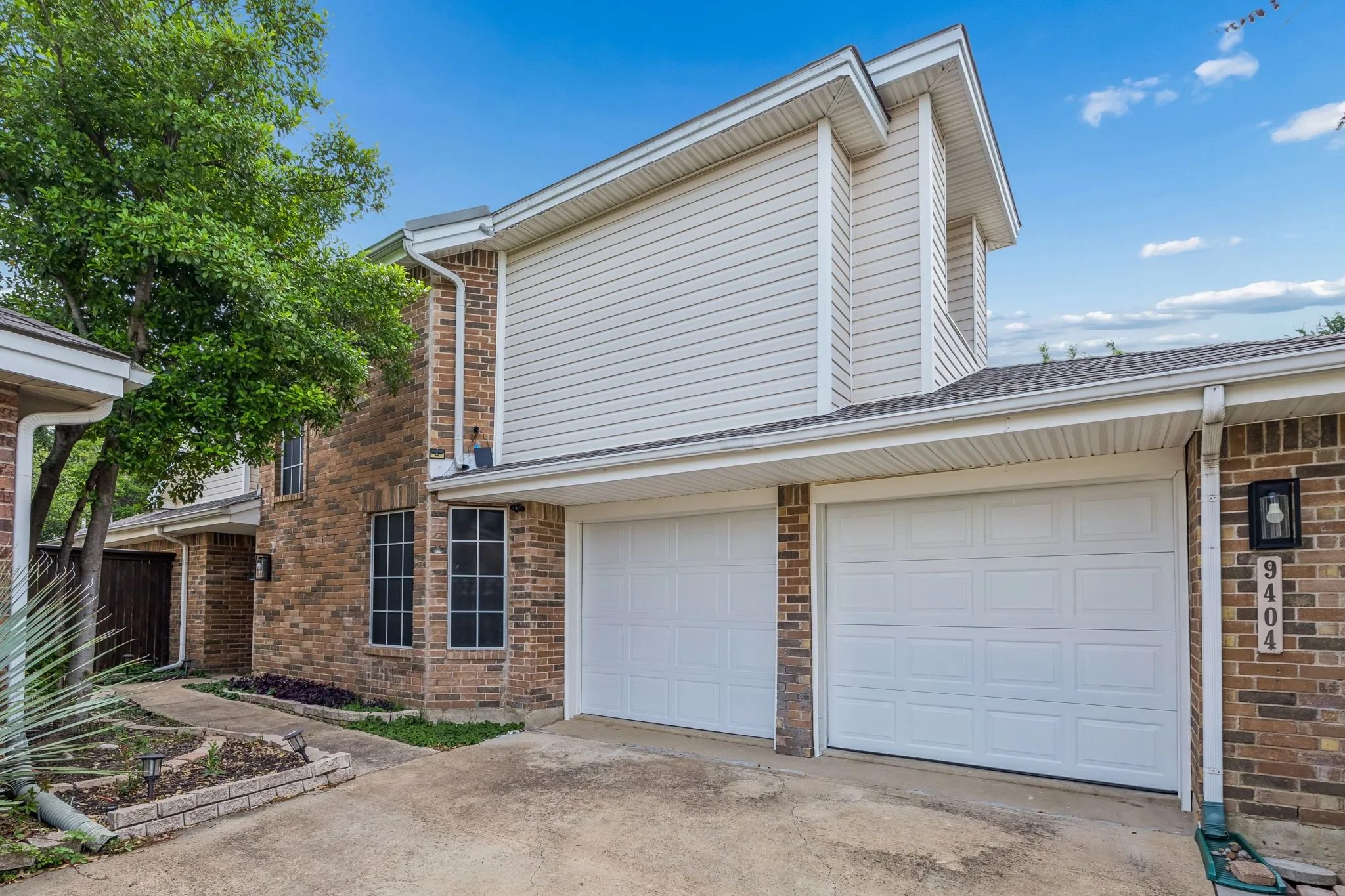 Single Family Residence For Sale in Dallas County , 9404 Penny Lane, Irving, Texas 75063, 3 Bedrooms, 3 Bathrooms, 2 Garage spaces, 1,649 Sqft, built in 1987, Preowned, Price $447,000, mls#21252129, Real Estate Agent in Irving, Homes For Sale in Dallas county, Homes For Sale in Irving, Realtor in Irving Texas, Real Estate Brokerage Independent Realty Texas, Luminita Cordes Realtor