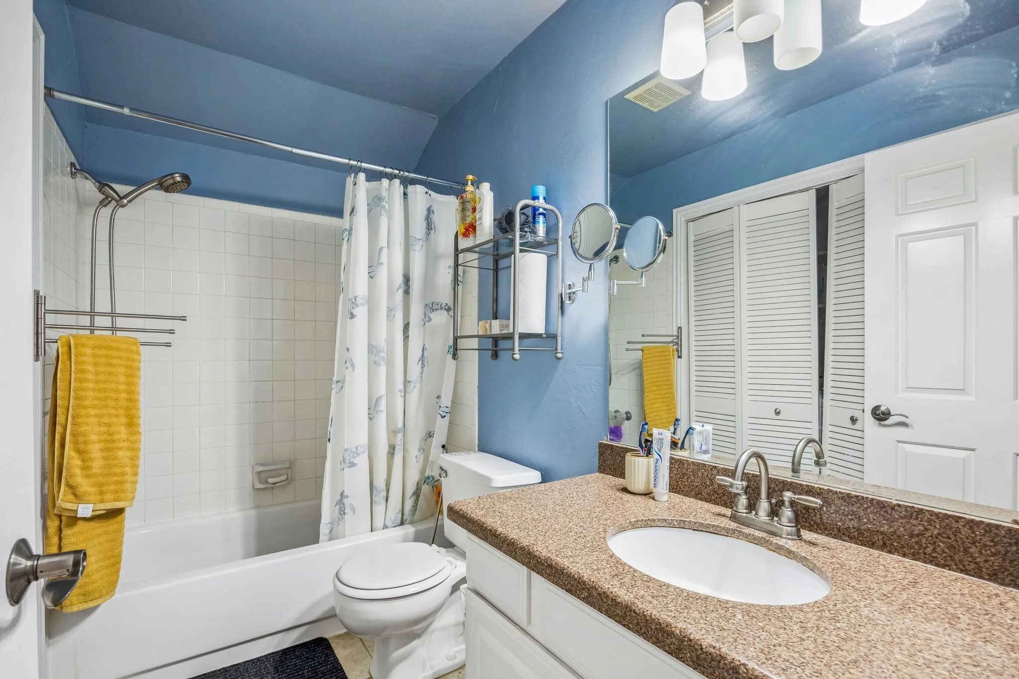 Single Family Residence For Sale in Dallas County , 9404 Penny Lane, Irving, Texas 75063, 3 Bedrooms, 3 Bathrooms, 2 Garage spaces, 1,649 Sqft, built in 1987, Preowned, Price $447,000, mls#21252129, Real Estate Agent in Irving, Homes For Sale in Dallas county, Homes For Sale in Irving, Realtor in Irving Texas, Real Estate Brokerage Independent Realty Texas, Luminita Cordes Realtor
