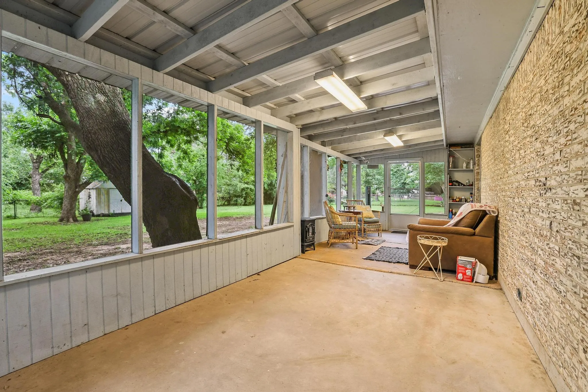 Single Family Residence For Sale in Hopkins County , 212 Lou Street, Sulphur Springs, Texas 75482, 3 Bedroom, 2 Bathroom, 2 Garage spaces, 1,684 Sqft, built in 1973, mls#21247386, Real Estate Agent in Sulphur Springs, Homes For Sale in Hopkins county, Homes For Sale in Sulphur Springs, Realtor in Sulphur Springs Texas, Real Estate Brokerage Independent Realty Texas, Luminita Cordes Realtor