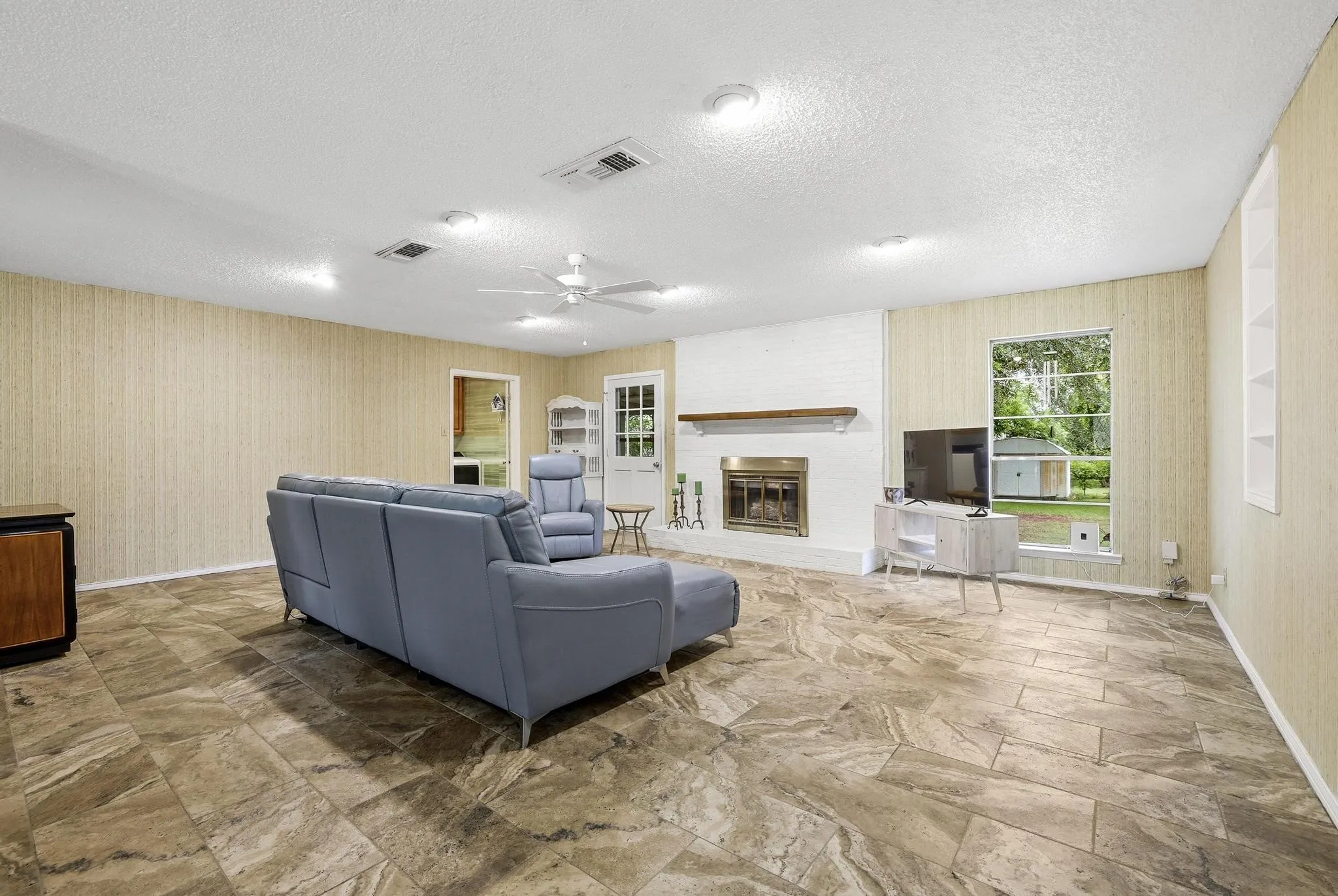 Single Family Residence For Sale in Hopkins County , 212 Lou Street, Sulphur Springs, Texas 75482, 3 Bedroom, 2 Bathroom, 2 Garage spaces, 1,684 Sqft, built in 1973, mls#21247386, Real Estate Agent in Sulphur Springs, Homes For Sale in Hopkins county, Homes For Sale in Sulphur Springs, Realtor in Sulphur Springs Texas, Real Estate Brokerage Independent Realty Texas, Luminita Cordes Realtor