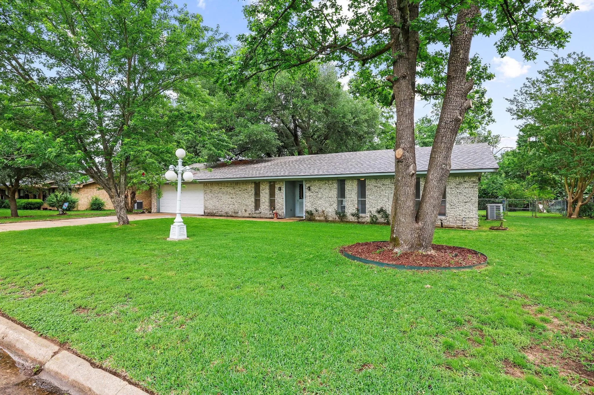 Single Family Residence For Sale in Hopkins County , 212 Lou Street, Sulphur Springs, Texas 75482, 3 Bedroom, 2 Bathroom, 2 Garage spaces, 1,684 Sqft, built in 1973, mls#21247386, Real Estate Agent in Sulphur Springs, Homes For Sale in Hopkins county, Homes For Sale in Sulphur Springs, Realtor in Sulphur Springs Texas, Real Estate Brokerage Independent Realty Texas, Luminita Cordes Realtor