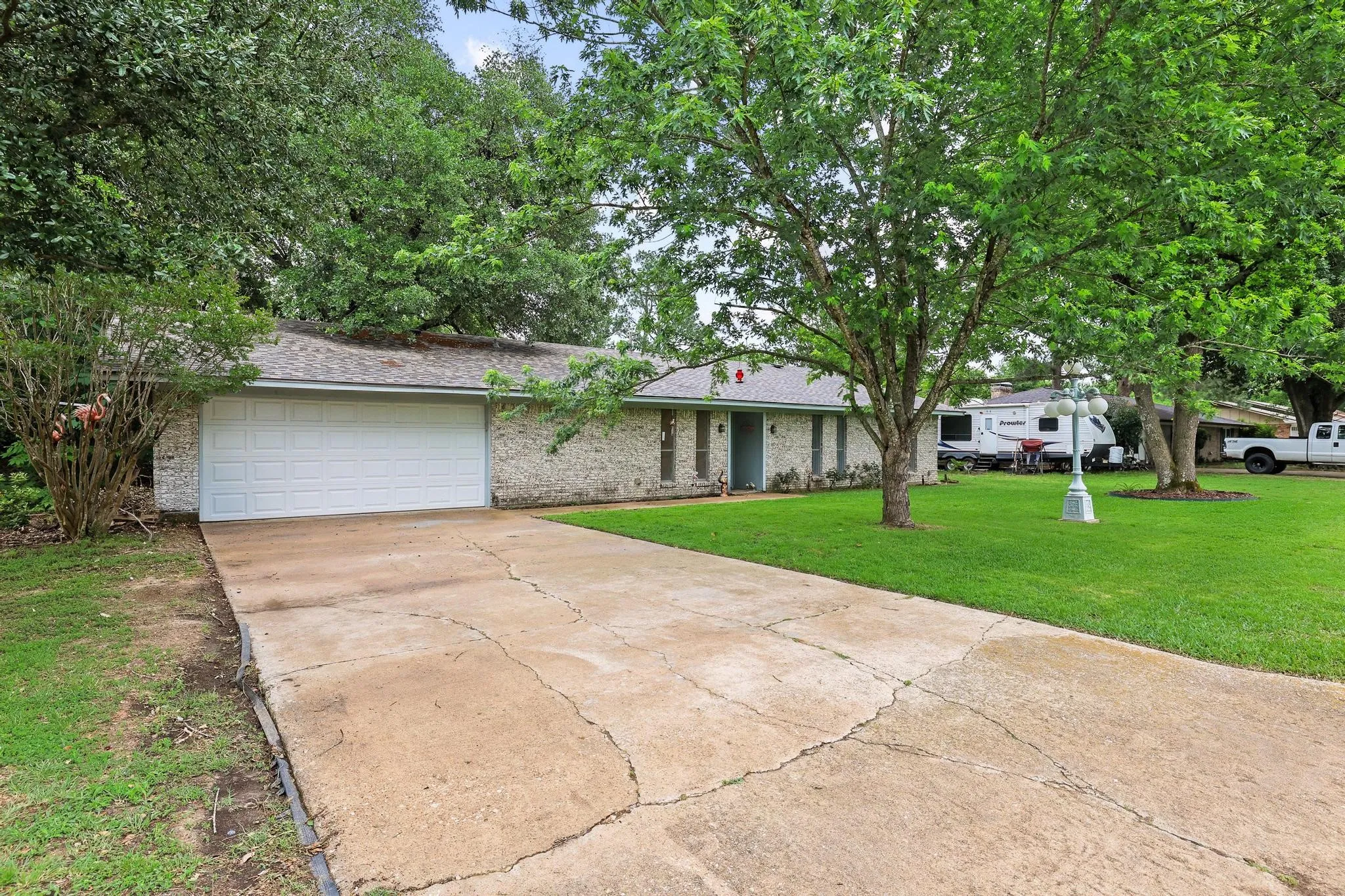 Single Family Residence For Sale in Hopkins County , 212 Lou Street, Sulphur Springs, Texas 75482, 3 Bedroom, 2 Bathroom, 2 Garage spaces, 1,684 Sqft, built in 1973, mls#21247386, Real Estate Agent in Sulphur Springs, Homes For Sale in Hopkins county, Homes For Sale in Sulphur Springs, Realtor in Sulphur Springs Texas, Real Estate Brokerage Independent Realty Texas, Luminita Cordes Realtor