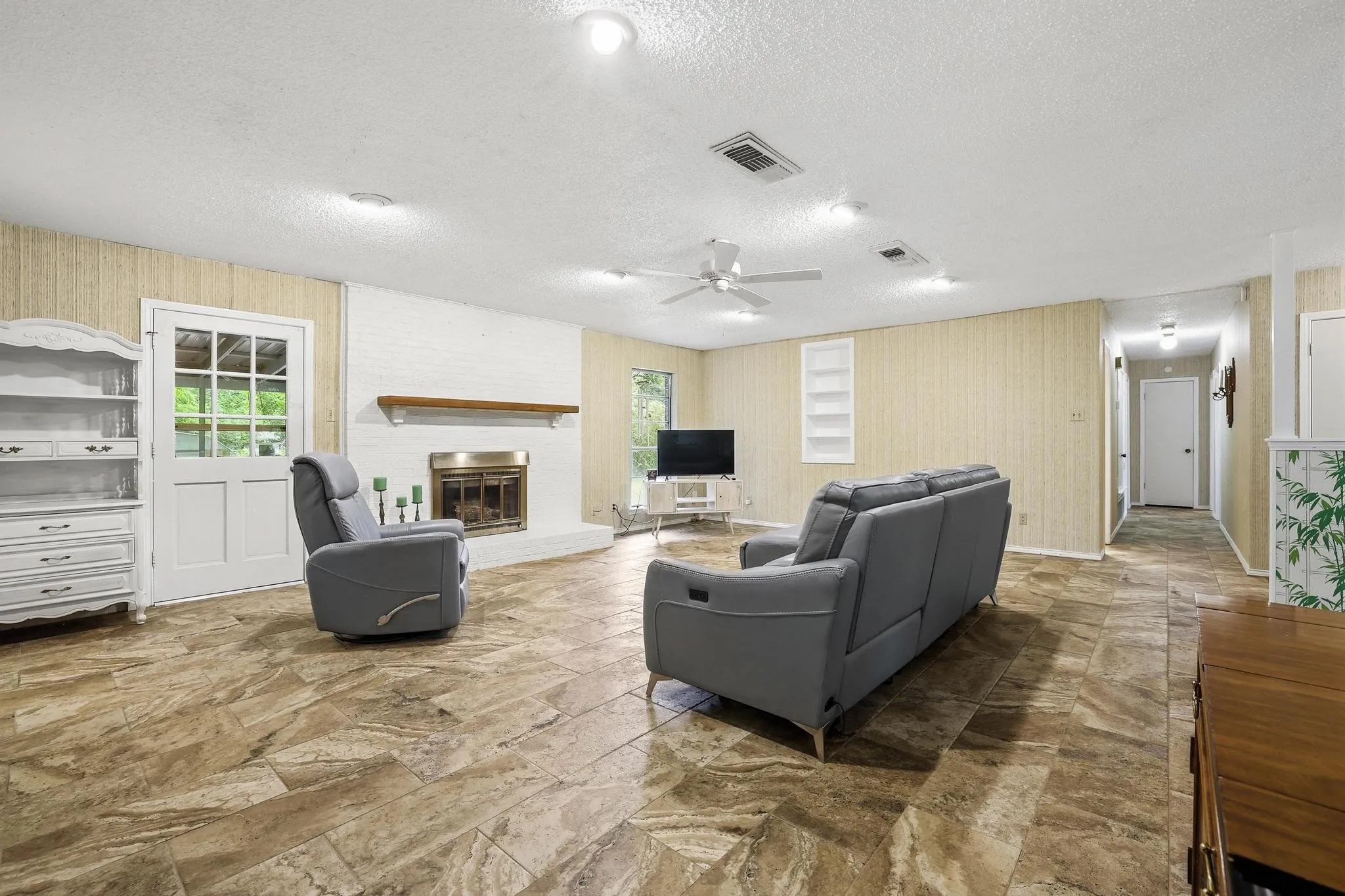 Single Family Residence For Sale in Hopkins County , 212 Lou Street, Sulphur Springs, Texas 75482, 3 Bedroom, 2 Bathroom, 2 Garage spaces, 1,684 Sqft, built in 1973, mls#21247386, Real Estate Agent in Sulphur Springs, Homes For Sale in Hopkins county, Homes For Sale in Sulphur Springs, Realtor in Sulphur Springs Texas, Real Estate Brokerage Independent Realty Texas, Luminita Cordes Realtor