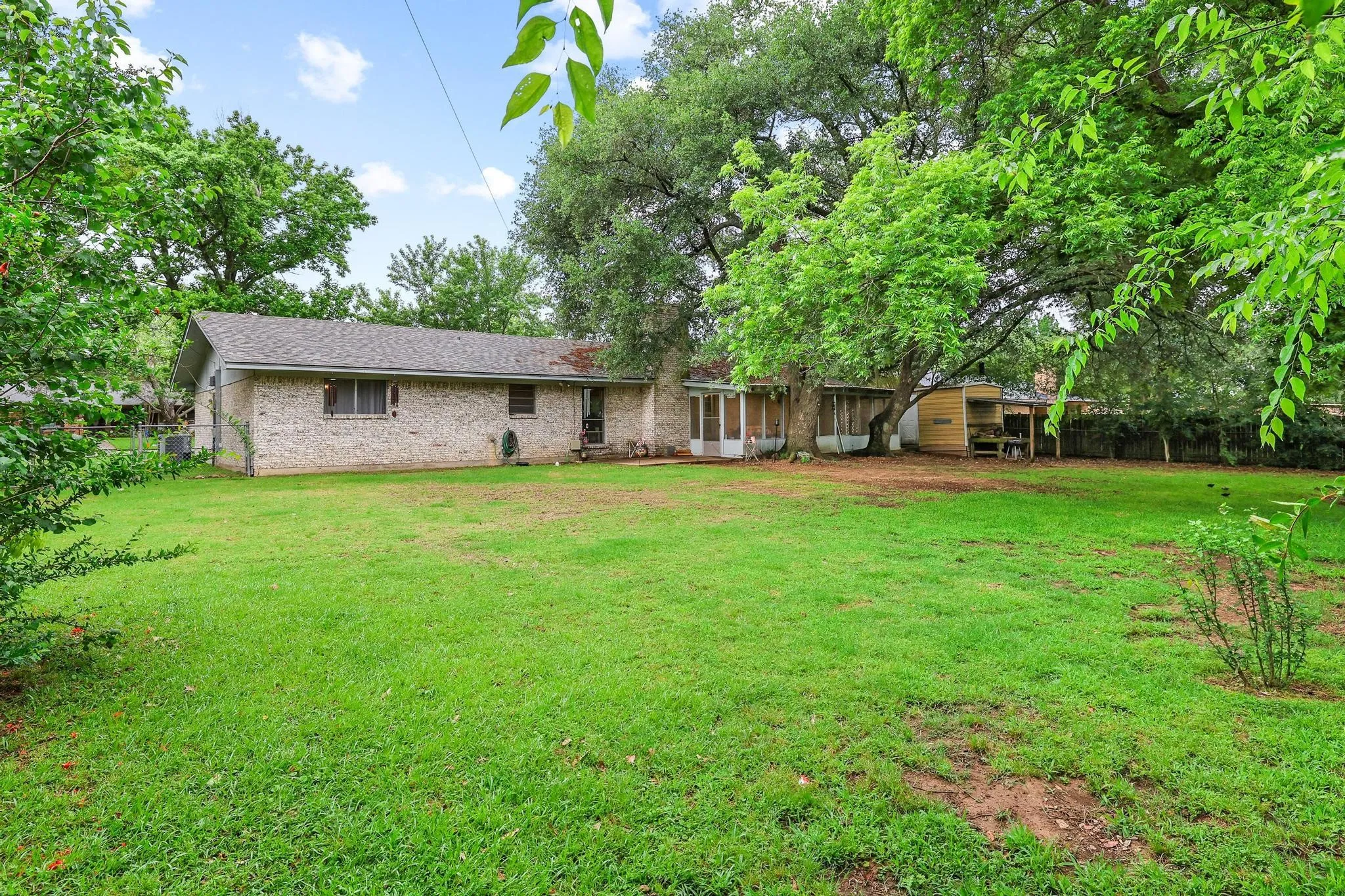 Single Family Residence For Sale in Hopkins County , 212 Lou Street, Sulphur Springs, Texas 75482, 3 Bedroom, 2 Bathroom, 2 Garage spaces, 1,684 Sqft, built in 1973, mls#21247386, Real Estate Agent in Sulphur Springs, Homes For Sale in Hopkins county, Homes For Sale in Sulphur Springs, Realtor in Sulphur Springs Texas, Real Estate Brokerage Independent Realty Texas, Luminita Cordes Realtor