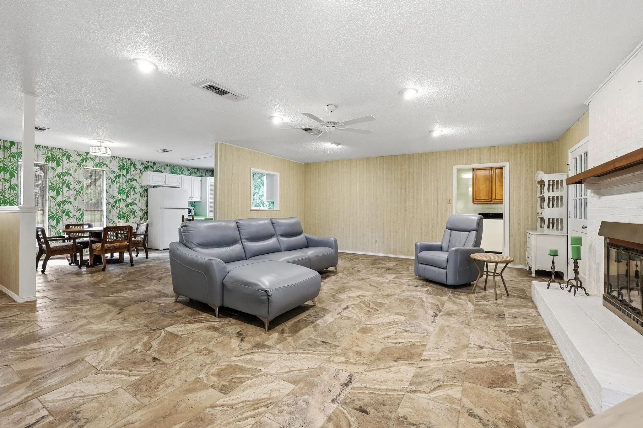 Single Family Residence For Sale in Hopkins County , 212 Lou Street, Sulphur Springs, Texas 75482, 3 Bedroom, 2 Bathroom, 2 Garage spaces, 1,684 Sqft, built in 1973, mls#21247386, Real Estate Agent in Sulphur Springs, Homes For Sale in Hopkins county, Homes For Sale in Sulphur Springs, Realtor in Sulphur Springs Texas, Real Estate Brokerage Independent Realty Texas, Luminita Cordes Realtor